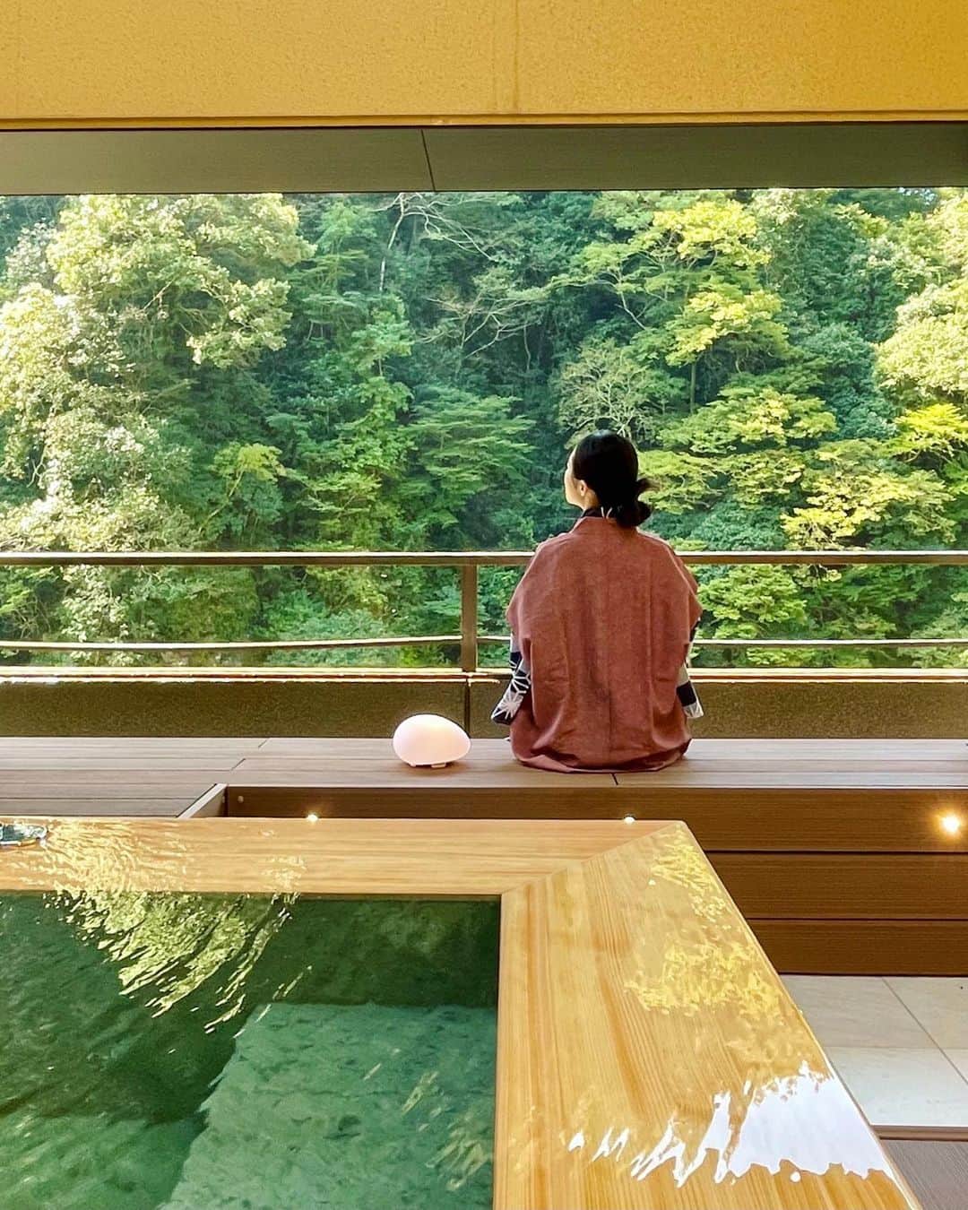 JAPAN TRIP 大人旅〜厳選の宿〜のインスタグラム：「．@tsuetate_hizenya  九州のほぼ真ん中に位置する創業330余年の温泉リゾートホテル。  敷地内に11本もの源泉があり、計41の浴槽で天然温泉が愉しめます。九州最大級の庭園風露天風呂が人気。客室は露天風呂付のプレミアムルームや数奇屋造りのプレミアム和室などをご用意。食事はリニューアルした和モダンのバイキングレストランで。オープンキッチンで揚げたて、焼きたての料理を提供してくれます。  ＝DATA＝＝＝＝＝＝＝＝＝＝＝＝＝＝＝＝＝ 📍つえたて温泉ひぜんや ■熊本県阿蘇郡小国町大字下城4223番地 ■143室 ■ IN 15:00～／OUT 10:00  ■ 2名 50,600円～（1泊2食付き） ＝＝＝＝＝＝＝＝＝＝＝＝＝＝＝＝＝＝＝＝＝  🔸温泉 🔸露天風呂 🔸露天風呂付客室 🔸源泉掛け流し 🔸貸切風呂 🔸大浴場 🔸バイキングレストラン 🔸子供可 🔸ペット不可  ︎✈︎−−−−−−−−−−−−−−−−−−−−−−−−−−−−−−✈︎ 　気になった方は保存しておくと便利です👍  　泊まったことある方は、感想＆体験談等、 　コメント欄に書いて頂けると嬉しいです🙇‍♂️ ✈︎−−−−−−−−−−−−−−−−−−−−−−−−−−−−−−✈︎  #九州ホテル #九州旅行 #熊本旅行 #温泉旅行 #温泉旅館 #露天風呂 #露天風呂付き客室  #ryokan #hotel」
