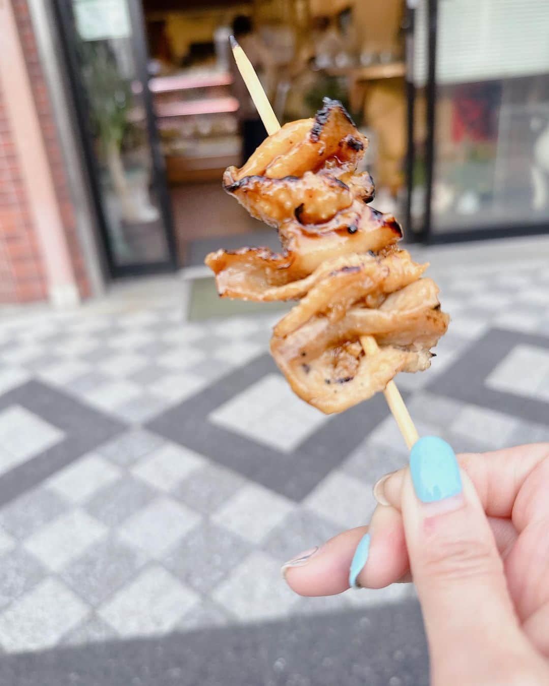 のインスタグラム：「" 【逗子で人気の焼鳥】 テイクアウトの焼き鳥店 鳥一さんは 石原良純さんも よく買いに来るらしいです。  この日も、次から次へと お客さんの行列が絶えませんでした。  お店を出ると 目の前にベンチがあるので 買ったそばから ここで頂くのも良いかもしれません。  #逗子グルメ #逗子カフェ #逗子 #逗子ランチ #焼き鳥 #焼鳥 #焼鳥好きな人と繋がりたい #ひとり旅 #ひとり旅女子 #食べ歩き #ひとり酒」
