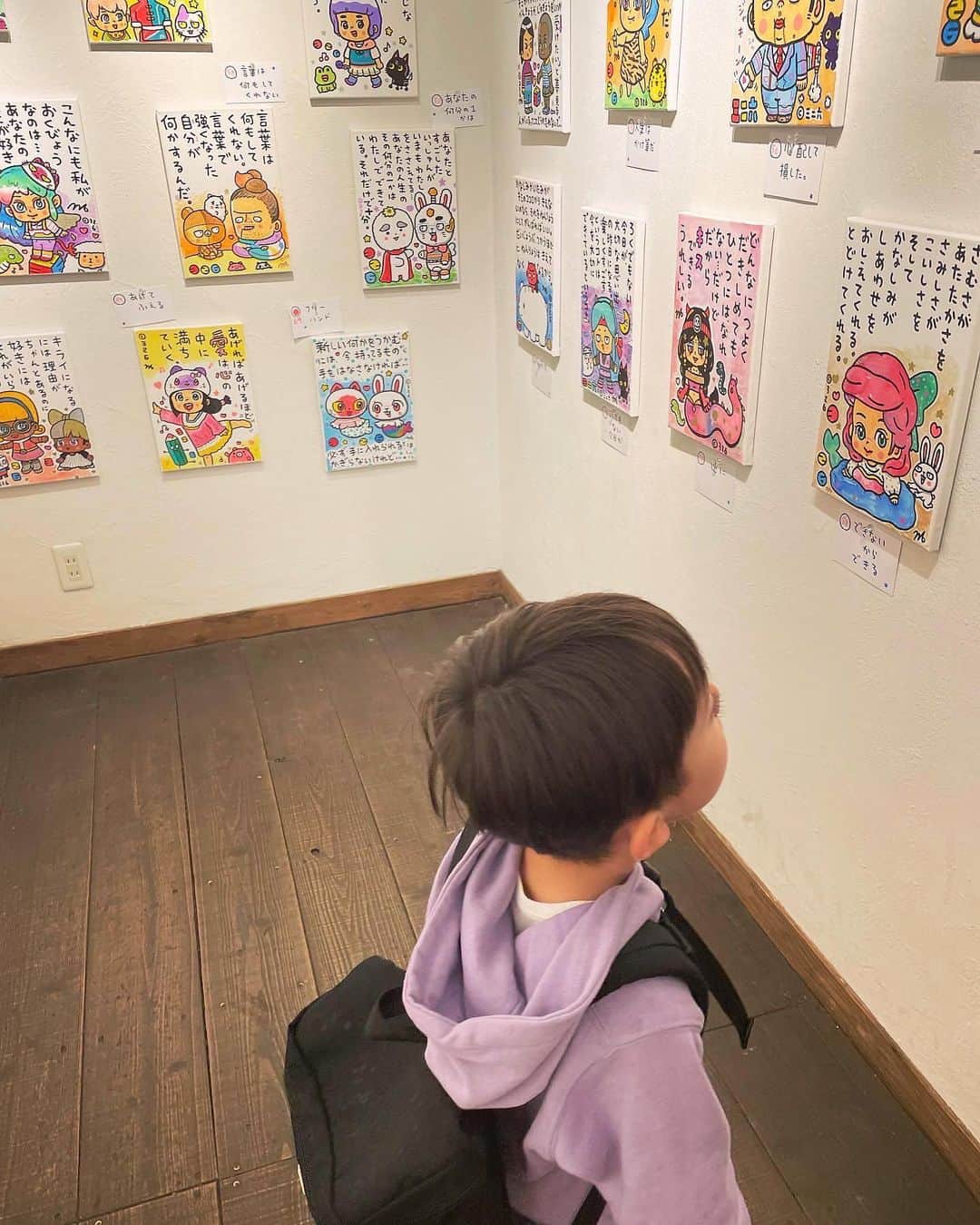 ダーブロウ有紗のインスタグラム：「GW part.3 ☻  @nakamura326 さんの個展へ 子供の頃からみてる326さんの作品を生で拝めて幸せ🧡  326さんの言葉は読むだけで前向きな気持ちになれる。 ポップでカラフルなキャラクター達も みてるだけで元気を貰えるような気がするね🤖🧸❣️  似顔絵も描いていただきました！ みんなそれぞれ似ていて感激🥹💕  息子っちもすっかり感化されて 家帰ってからもずっと「326」って描いてました(笑) きっと忘れられない1日となった事でしょう。  #gw #326 #ナカムラミツル さん #吉祥寺」