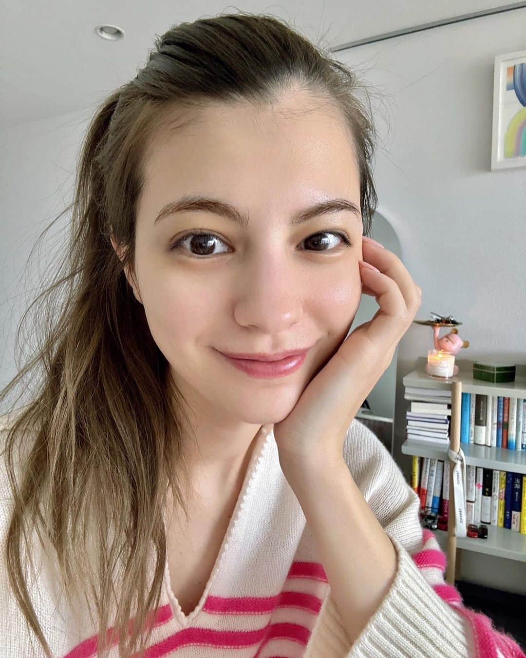 のインスタグラム：「ファンケルの美白化粧品ライン、ホワイトニングが パワーアップして4年ぶりにリニューアルして、 ブライトニングになりました☺️！  実はすでに使い始めて2本目に突入しているのですが、 美白*と聞くとぴりぴりしそうだったり 敏感肌さんは敬遠しがちですよね。  私もその1人だったんだけど、ブライトニングは 美白*も肌あれも同時にケアできるの！！！！ あれた肌は約2倍シミになりやすいそうです。😳💦  そこで両方にアプローチできるように ①美白*にはビタミンC誘導体を含む、 独自複合成分「アクティブビタミンCα」 ②肌あれケアにはグリチルリチン酸ジカリウム （※乳液のみグリチルレチン酸ステアリル） などが含まれています！  こちらのWの有効成分でメラニンにアプローチしながら 肌あれも一緒にケアすることで シミになりにくい健やかなお肌を叶えてくれるのです💗  化粧液はとろっとしていて保湿されている感が◎ 乳液は伸びが良くて塗りやすいのにお肌がもっちり◎  ファンケルといえば無添加*ですよね。　 どんなお肌状態でも使いやすいと感じます。  ボトルも１ヶ月使い切りと小さいので 衛生的にも良いですし、飛行機にも持ち込めるので重宝しています。  そして5月に入ると、紫外線が強くなってくる上に 新生活や環境の変化によるストレスが重なりやすく、 お肌も不安定になってきやすい時期ですよね。  是非この新しくなったブライトニングで 美白*と肌あれのダブルケアをしてみてください👍💕  写真は寝起きにブライトニングで肌ケアした後の私です🫰🏻  *美白とは、メラニンの生成を抑え、シミ・ソバカスを防ぐ効果のこと *無添加とは、防腐剤、合成香料、合成色素、石油系界面活性剤、紫外線吸収剤不使用のこと  @fancl_official #ファンケルブライトニング #ブライトニング #ファンケル #シミケア」