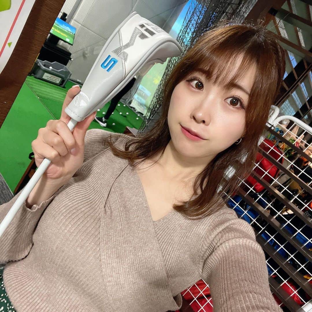 のインスタグラム：「🏌️‍♀️⛳️ SIM2 MAXだいぶ愛着湧いてきた... ラウンドでもスコア出せるように練習中です  #golftoday #golf #taylormade #ゴルフトゥデイ #GTバーディーズ #バリューゴルフ#ゴルフ女子 #テーラーメイド #sim2max #sim2driver」