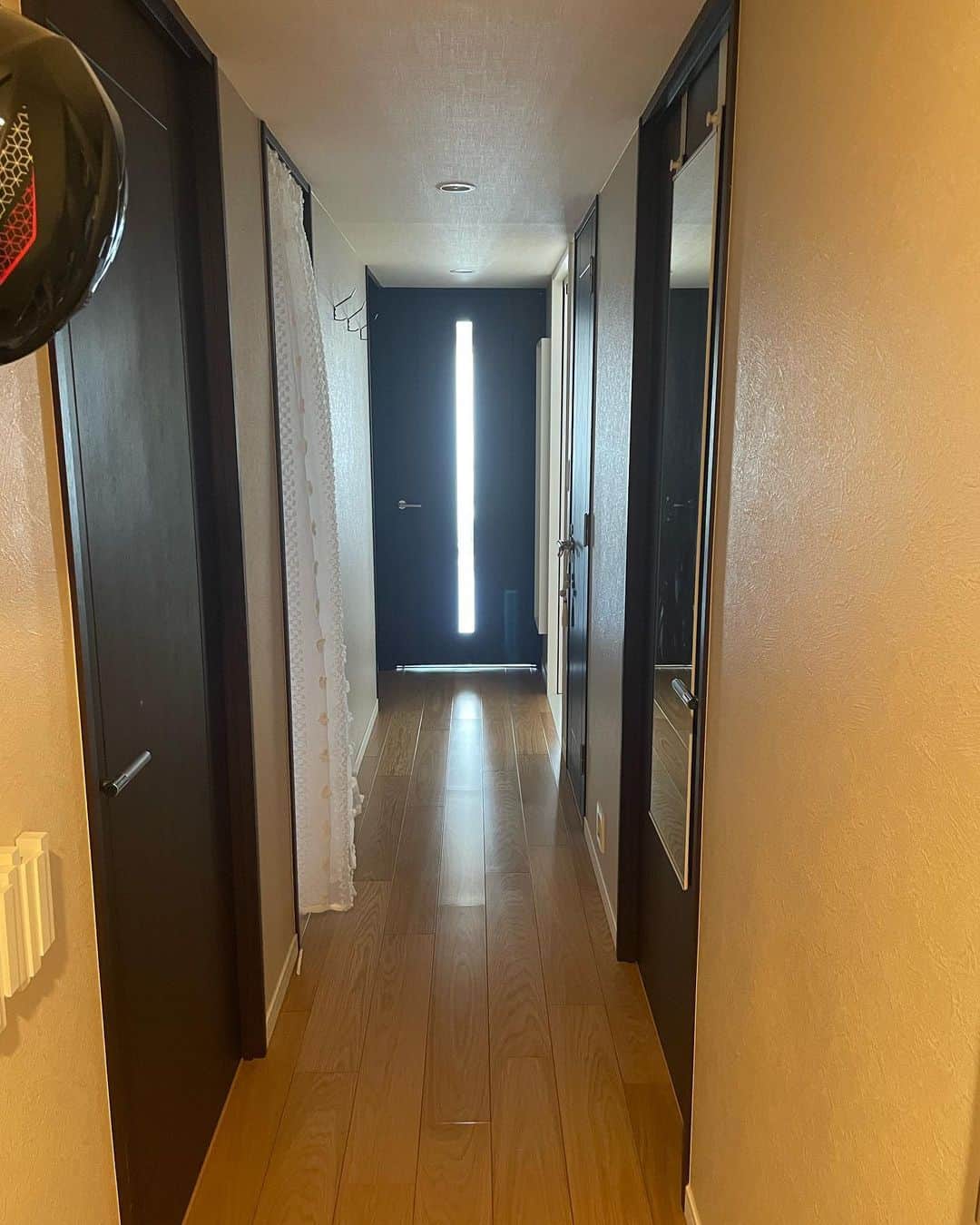 上田麻希子さんのインスタグラム写真 - (上田麻希子Instagram)「. . #uedmkkプチdiy ⁡ リフォーム時についでにお願いしたこと。 ⁡ ドアの処分。 ⁡ ドアだけ色が浮いてしまうから 全部変えたかったのですが 予算オーバーだったので断念。 ⁡ いずれ交換したいと思っている事です。 ⁡ 廊下にあるウォークインクローゼット入口のドア。とにかく頻繁に出入りするしドアの開け閉めが面倒... ⁡ そこで大胆な行動かもしれませんが、、 (主人はびっくりしていた) 取っ払ってしまったんです。 ⁡ そこには @shein_japan で購入したレースカーテンを♡これが大正解で可愛い。 そしてさすがshien。安すぎるww 1枚1,200円位でした。 ボリュームをもたせたかったので3枚突っ張り棒でつけています。 ⁡ 引き戸にしたい、ペットドアもいいな、 など色々希望はあるけれど、、、 取り急ぎ対応してみた「ドア→カーテン」。 ⁡ 毎晩寝室のドアを少し開けるような生活でしたが、これも回避。 カーテンをくぐり愛犬は移動しています♡ . . #shein #シーイン #シーイン購入品 #プチプラ #レースカーテン #ドア #ドア解体 #プチdiy #diy #ドア撤去 #パーソナルお片づけアドバイザー #整理収納アドバイザー #整理収納 #お片づけ #収納 #日々の暮らし #暮らしを楽しむ #マンションライフ #マンション暮らし」5月8日 18時24分 - uedmkk