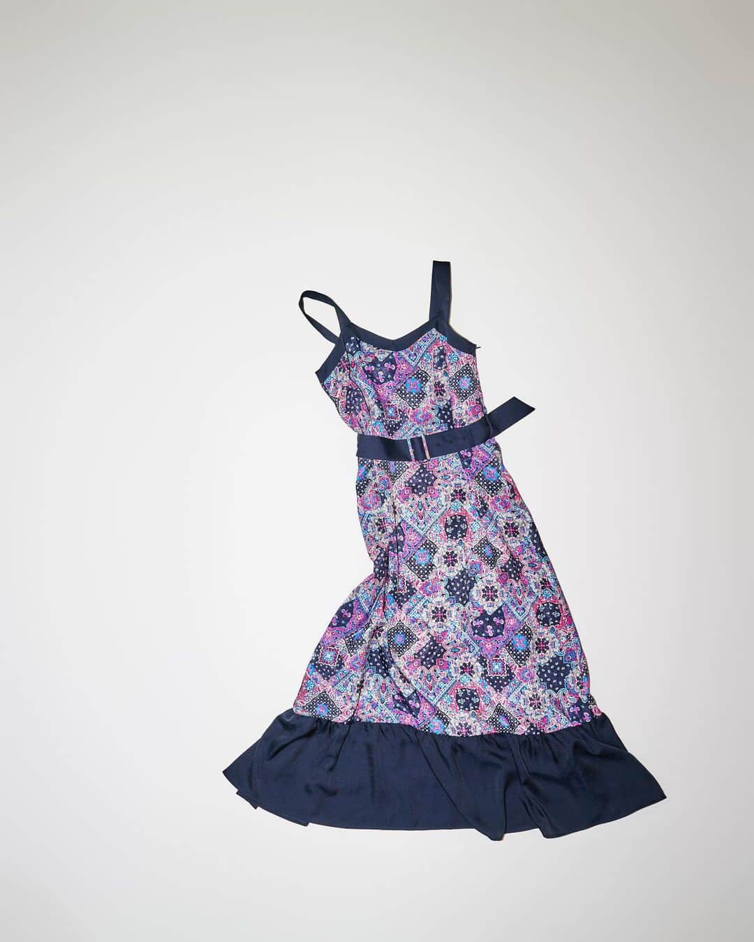 LOVELESS/GUILD PRIME 公式アカウントのインスタグラム：「『 FEATURE 』  Focus on - DRESS/ONE-PIECE アクティブな季節を快適に彩る主役ワンピース  お洒落も楽しみたい、快適さもゆずれない。 アクティブな夏に向けてスタイリングを快適に彩るアイテムに注目。 夏を少しずつ感じ始める今の時期から本格的な夏まで活躍する着心地、着映えに拘ったワンピ―スをご紹介。 素材やシルエットにリラックス感がありながら、涼し気で華やかなサマーワンピースで気分が高揚するスタイリングを楽しんでみては？  Jacquard Camisole Dress  アクティブな季節にぴったりなエスニック柄。繊細な織り組織と光沢感を持ったサテンジャカードにプリント柄を重ねることで、奥行きのある立体的な素材に仕上がりました。ベルトオフでよりリラックスした雰囲気で着こなしを楽しめます。  Knit Dress  夏ムードが高まる透かし編みによる涼しげなニットワンピース。表情の異なる複数のメッシュ編みを組合せたデザインが新鮮。すっきりしたレディなシルエットで思いきりと女っぽさを楽しんでほしいアイテムです。ネック周りは、フロントはデコルテ映えするVライン、後ろはこなれた印象のＵネックで仕上げており、前後着用可能な2way仕様です。  プロフィールURL内「FEATURE」でLOOKをご覧いただけます。」