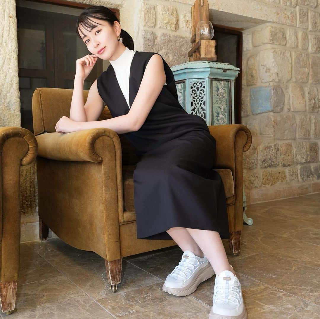 岩間恵のインスタグラム：「UGG×USAGI ONLINE WEBにて特集されてます♡ ぜひご覧ください！  バッグ以外ウサギオンラインで買えるアイテムで コーディネートしました！ UGGとのコラボスニーカーが履きやすすぎて、 トルコでずっと履いてたよ🐰👟🤍  👗 @milaowen_official  👟 @usagionline × @ugg   #ウサギオンラインストア #ウサギオンラインストア #uggsneakers #usagionline #スニーカーコーディネート」