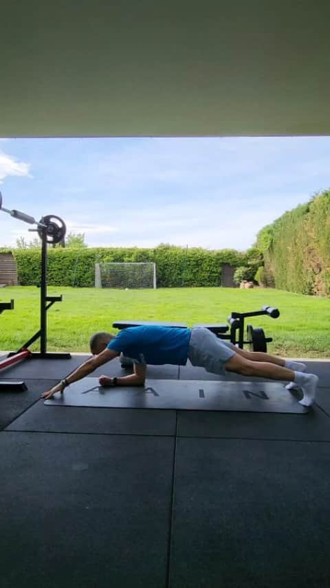 ルイス・ハビエル・ガルシア・サンスのインスタグラム：「MONDAY !! Here we go again this week with a nice core routine. Monday's are tough but we are getting closer to our goals, no matter wichones are,  we get closer by moving and trying. Have a great week guys !! #Monday #Routines #Workout」