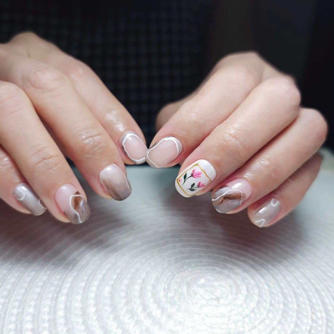 Yingのインスタグラム：「Base colour: Didier Fiber Base Nude,  Art: PREGEL #822, 816, 207, 882 Lines: PREGEL French White  Floral art: PREGEL Art Liner Gels, Kimagure Liquid Metal Gold  Adapted from @joe___nail  SHOP: @nailwonderlandsg www.nailwonderland.com」