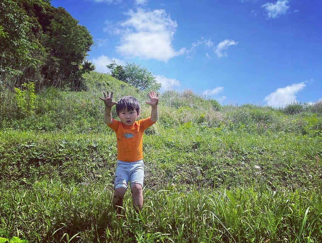 生尾佳子さんのインスタグラム写真 - (生尾佳子Instagram)「GW #田植え　した！ 秋には美味しいお米が出来るようにお願いしながら植えたよ〜 泥まみれになることもしっかり楽しめるように成長しております。 海ほたるの渋滞大変だったけど良かった良かった。 #大山千枚田 #kajitrip」5月8日 18時17分 - yotikoikuo