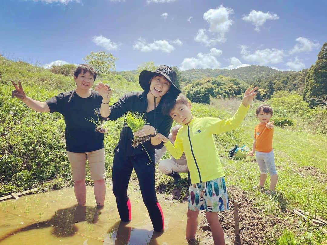 生尾佳子さんのインスタグラム写真 - (生尾佳子Instagram)「GW #田植え　した！ 秋には美味しいお米が出来るようにお願いしながら植えたよ〜 泥まみれになることもしっかり楽しめるように成長しております。 海ほたるの渋滞大変だったけど良かった良かった。 #大山千枚田 #kajitrip」5月8日 18時17分 - yotikoikuo