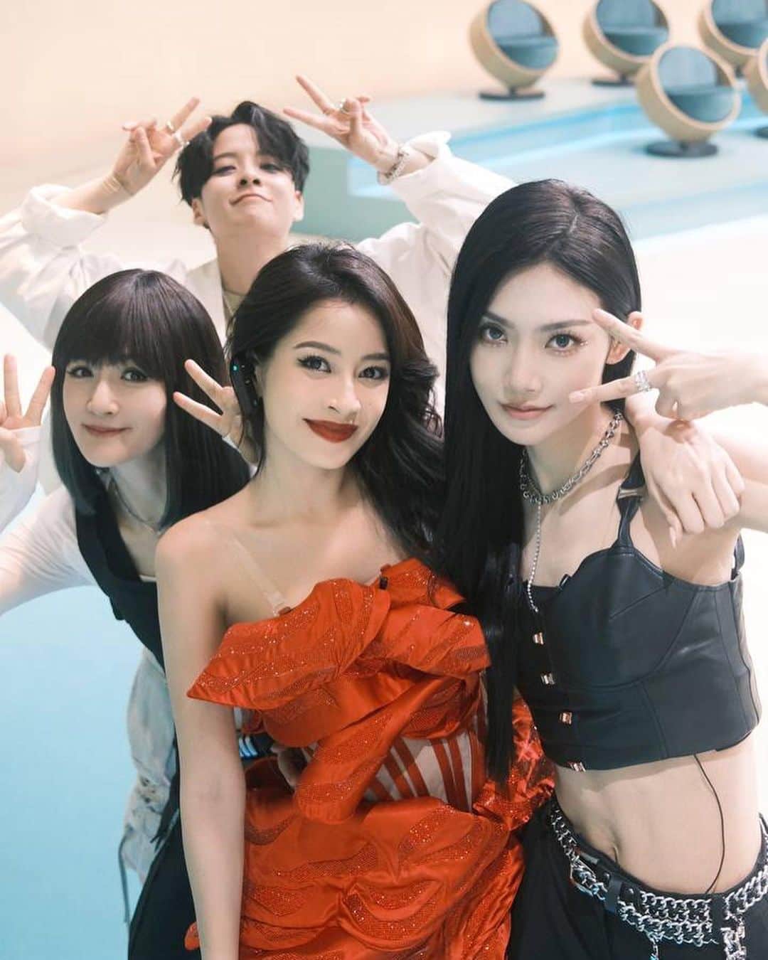 Chi Puのインスタグラム：「👯‍♀️💃🏻🕺🏻 📸: 曾可妮  #ChiPu #DapGio2023 #RideTheWind2023 #TyTyDapGioReSong #乘风2023芭莎红意官宣大片 #乘风2023 #芝芙」