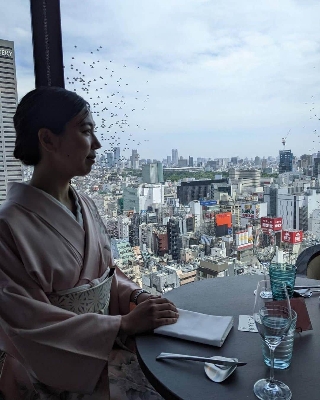 海隼人（有馬佐織）さんのインスタグラム写真 - (海隼人（有馬佐織）Instagram)「東京の街を眺めながら イイ女風〜💋 に写真をキャッキャッ言いながら、 撮り合いっこ😂w  #gw #memories #イイ女風 #3連発 #お付き合い下さい#w #めっちゃ笑った #同期#90期 #芽吹幸奈 #くみちゃん #夏城らんか#ネモ #ずーっと笑顔 #takarazuka#宝塚歌劇団  #宝塚#japan#may #ありがとう #happy#smile #😆#❤️ #宝塚og#元宝塚 #海隼人」5月8日 18時25分 - saorimahalo