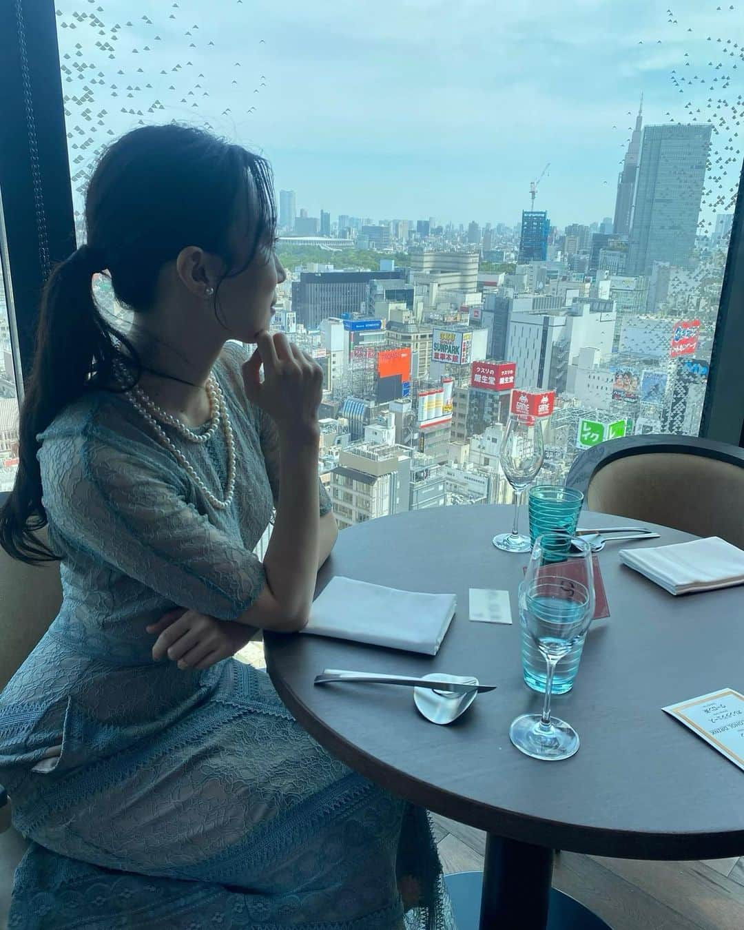 海隼人（有馬佐織）さんのインスタグラム写真 - (海隼人（有馬佐織）Instagram)「東京の街を眺めながら イイ女風〜💋 に写真をキャッキャッ言いながら、 撮り合いっこ😂w  #gw #memories #イイ女風 #3連発 #お付き合い下さい#w #めっちゃ笑った #同期#90期 #芽吹幸奈 #くみちゃん #夏城らんか#ネモ #ずーっと笑顔 #takarazuka#宝塚歌劇団  #宝塚#japan#may #ありがとう #happy#smile #😆#❤️ #宝塚og#元宝塚 #海隼人」5月8日 18時25分 - saorimahalo