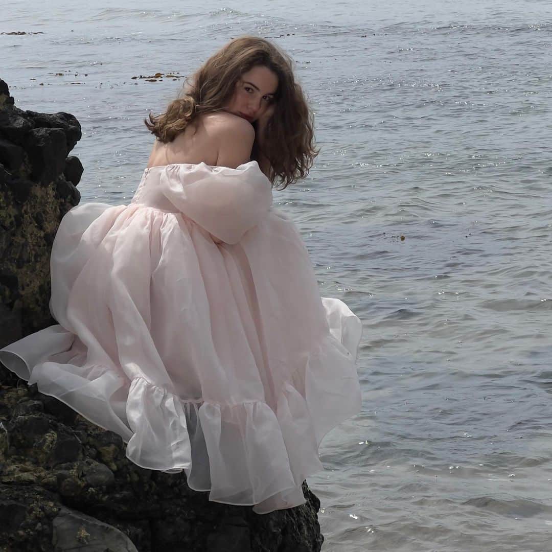 MaryanaRoのインスタグラム：「Just twirling around in this gorgeous gown, feeling like an absolute princess *ੈ✩‧₊˚ @selkie   Use the promo code MARYANARO at checkout to receive 10% off your purchase.」