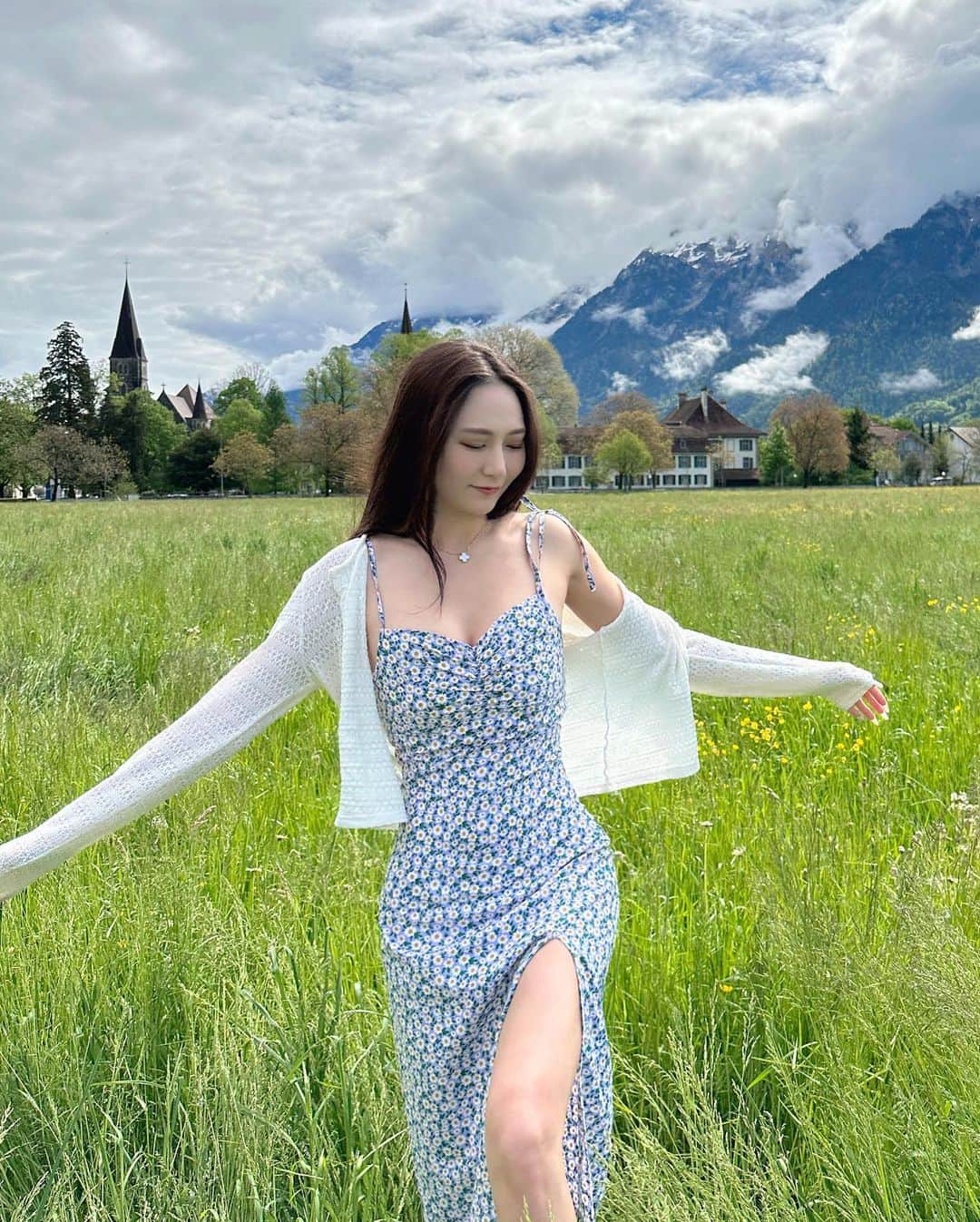 漢娜Hannahさんのインスタグラム写真 - (漢娜HannahInstagram)「在山腳下的少女  #interlaken #jungfraujoch」5月8日 18時22分 - callmetsts