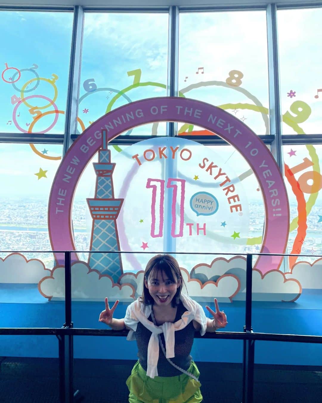 清野紗耶香のインスタグラム：「スカイツリー11周年のパネルがあったから いい感じのポーズで撮ってもらった！✌✌ (もう11年経つんだねぇ)  けど2枚目みてーー 実は空気椅子みたいな状態で腕ぷるぷるになってんの🫣 早くっ早く撮って…っ  こーたも入ってきた☺️嬉しいけどぷるぷる…❤️‍🔥w  　 #東京スカイツリー #tokyoskytree #skytree #東京スカイツリーソラマチ #スカイツリー展望台 #いこーよおでかけ部 #墨田区 #押上 #まめちょびん #8歳 #小学3年生 #男の子ママ #小学生ママ #コドモデイズ #親バカ部  #子育てぐらむ #ママリ #スカイツリーで願いを #スカイツリー11周年」