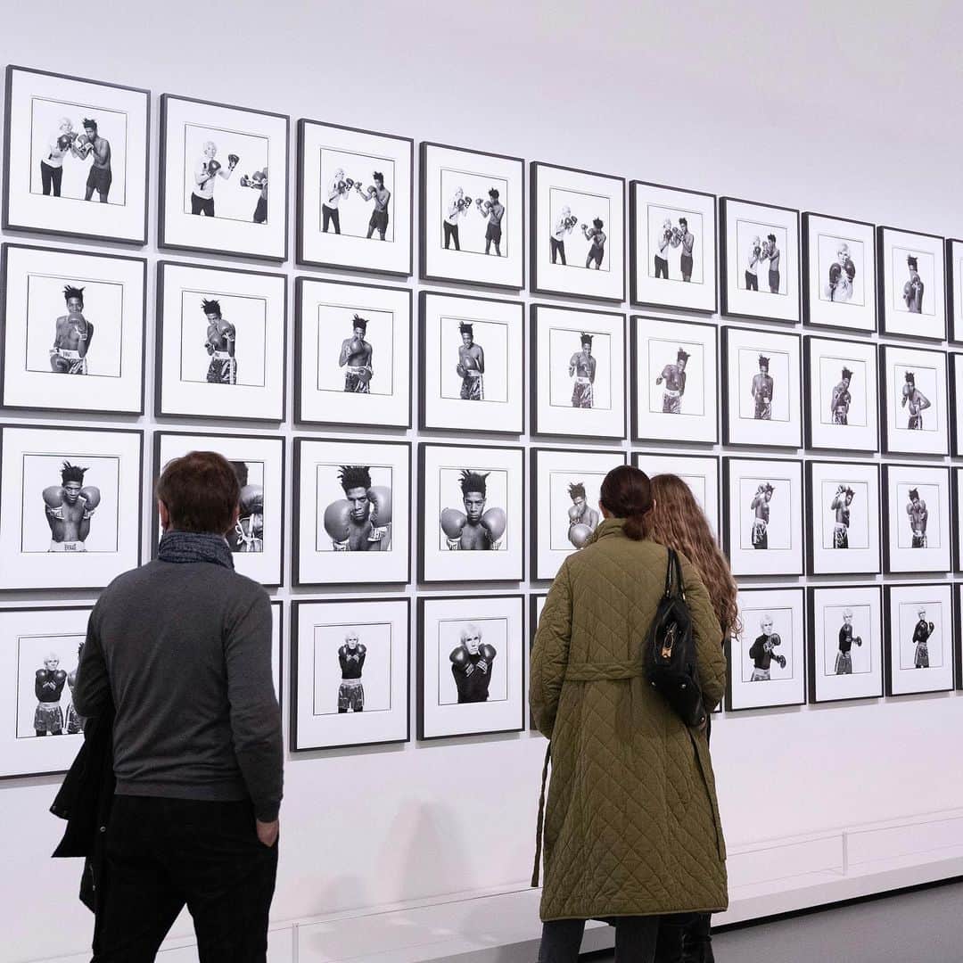 株式会社モリモトさんのインスタグラム写真 - (株式会社モリモトInstagram)「. ／ SUMAU連載 【パリとアート】アップしました！ ＼ ⁡ パリの美術館で今話題を呼んでいるアメリカの大物アーティストの二人展🌟 その大物とは、ジャン＝ミシェル・バスキア、そしてアンディ・ウォーホル。どちらも20世紀を代表する、世界的に誰もが知る芸術家であり、それぞれ単独でも人気な展覧会になりそうなところを、今回はダブルの相乗効果👀 世界的建築家フランク・ゲーリーが手がけた「ルイ・ヴィトン財団美術館」にて開催中のバスキア × ウォーホル「4つの手」展をピックアップ🌸 ⁡ ＿＿＿＿＿＿＿＿＿＿＿＿＿＿＿＿＿＿＿＿ ⁡ Vol.62⁡ パリ、ルイ・ヴィトン財団美術館で 「バスキア×ウォーホル」展。 美術史上に輝く奇跡のコラボレーション。 ⁡ ＿＿＿＿＿＿＿＿＿＿＿＿＿＿＿＿＿＿＿＿ ⁡ ⁡ ⁡ 記事は@morimoto_sumau のプロフィールトップURLより是非ご覧ください🔖 ⁡ #morimoto #モリモト #sumau #スマウ #パリとアート #フランス #パリ #paris #🇫🇷 #ルイヴィトン財団美術館 #fondationlouisvuitton #basquiat #andywarhol」5月8日 18時22分 - morimoto_sumau