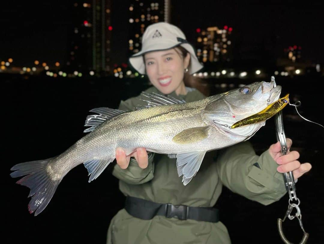 岡田万里奈さんのインスタグラム写真 - (岡田万里奈Instagram)「. . . . 東京湾ボートシーバス！ . 爆風の中なんとか出船して、 ナイトゲームを楽しんできました！ 沖なら絶対に無理なレベルで荒れてたこの日。 . 揺れるの覚悟で〜と思って 久々に飲んだアネロンがキマりすぎちゃって、 道中は起きていられなかった。笑 . アネロンは体質にもよりますが、 ちょっと強すぎる感じがしますね😱 ※個人的には飲む量半分にするか、センパアがおすすめ。 . ルアーは【アイザー125F／BlueBlue】 話題のシャローランナーを使いました！ あまりにもSNSで流れてくるから、使ってみたかったんですよね！ . とてもいいルアーで、 浮かないように水面直下を引いてくると バイトシーン丸見えでシーバスが爆釣しました。笑 . ちょいスレてきたので、 お次は長崎でヒラスズキ狙いのときに持って行った 【スカーナッシュ／BlueBlue】 . これもまだ釣果出せてなかったので、 投げてトゥイッチしたら見事ヒット！嬉しい〜 . 癒しのボートシーバス、 次はフライで狙おうと思います！ おすすめの毛鉤あれば、作るので教えてください！ . ▼今回お世話になったのは、 @biteme_tokyo  東京湾の詳しいベイト情報を知りたい方は、 ぜひチェックしてみてくださいね！ . . . #東京湾 #東京湾奥シーバス #東京湾シーバス  #ボートシーバス #シーバス #シーバス釣り  #シーバスフィッシング #シーバスルアー #シーバスゲーム  #アイザー125F #blueblue #bluebluefishing #ブルーブルー #釣り女子 #釣りスタグラム #釣りガール  #seabass #seabassfishing #seabassgame  #boat #boatlife #catchandrelease  #fishinglures #fishingtime #fishingboat  #ladyangler #ladyanglers」5月8日 18時33分 - lovendor_okamari