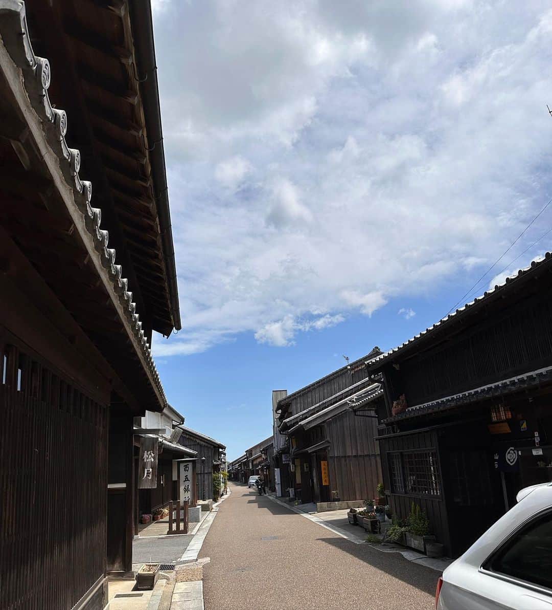 加藤紀子のインスタグラム：「伝統的な街並みが残る三重県亀山市、関宿。  やっとお邪魔出来た而今禾さん（じこんか）が育み残し伝える豊かさに触れ、胸はずっと踊りっぱなし☺️  藍染めや茶摘み、次は体験やお手伝いに！と再訪決定。 偶然集まった方々の素敵さもまた、 而今禾さんの魅力なんだろうなぁ。  地元にお気に入りのエリアが増えて いい午後となりました。 （その昔に訪れたのはバス旅で太川さん、蛭子さんと😁）  #藍染　#新茶　#関宿」