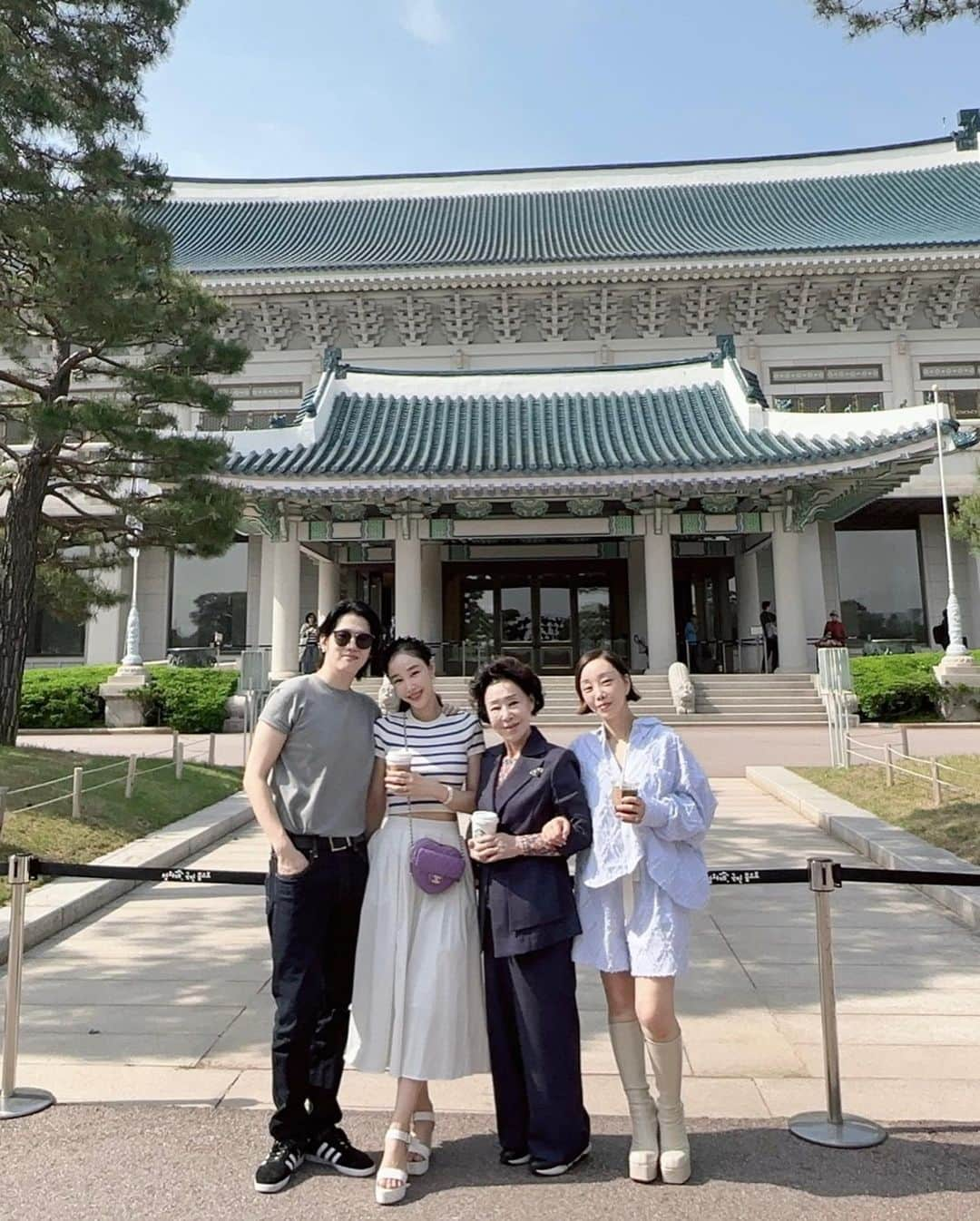 イ・サガンさんのインスタグラム写真 - (イ・サガンInstagram)「happy parents day! 💕 We love you Mommy  #청와대 #parentsday #어버이날 #삼청동 #samcheongdong #cheongwadae  .」5月8日 18時33分 - leesagan