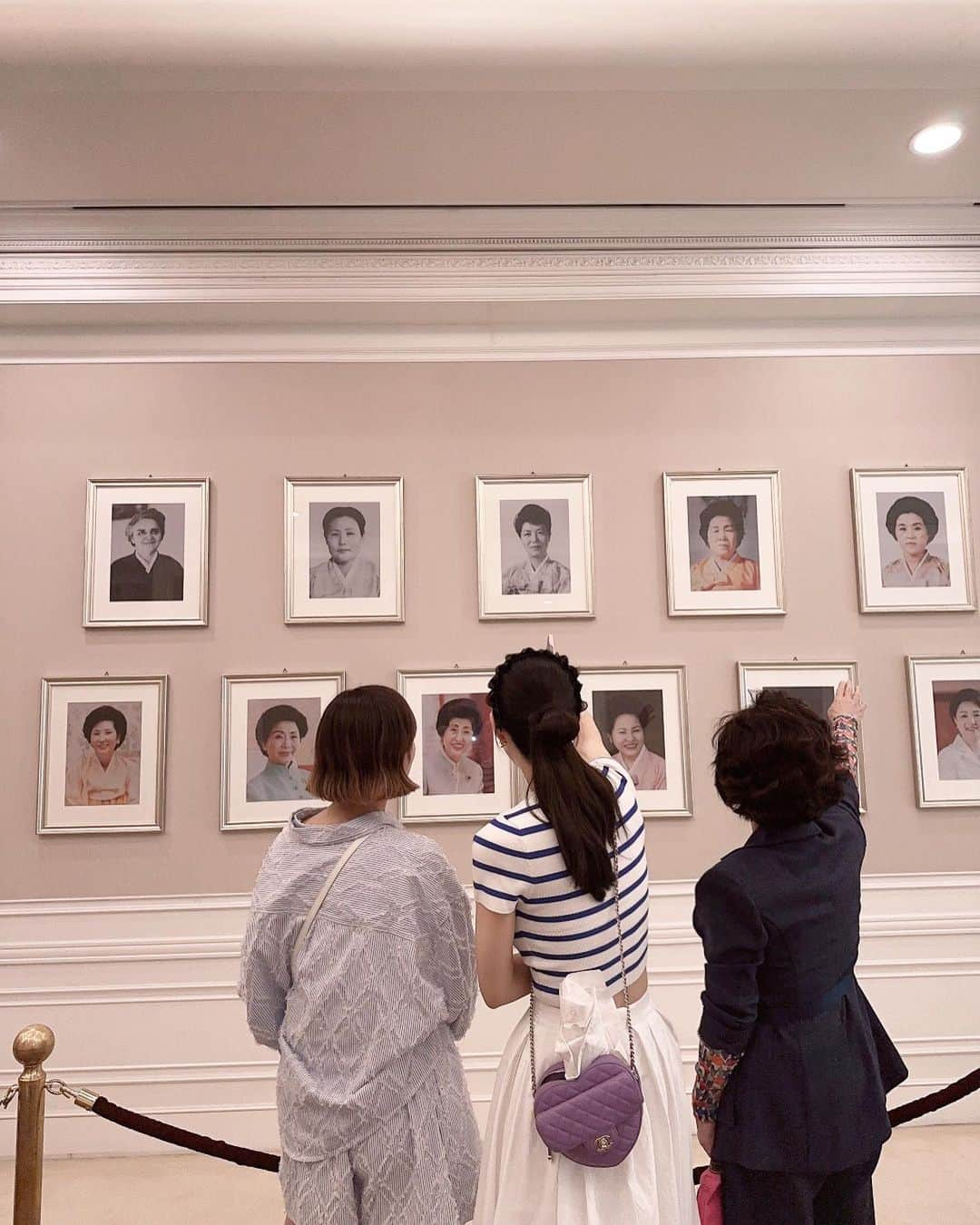 イ・サガンさんのインスタグラム写真 - (イ・サガンInstagram)「happy parents day! 💕 We love you Mommy  #청와대 #parentsday #어버이날 #삼청동 #samcheongdong #cheongwadae  .」5月8日 18時33分 - leesagan