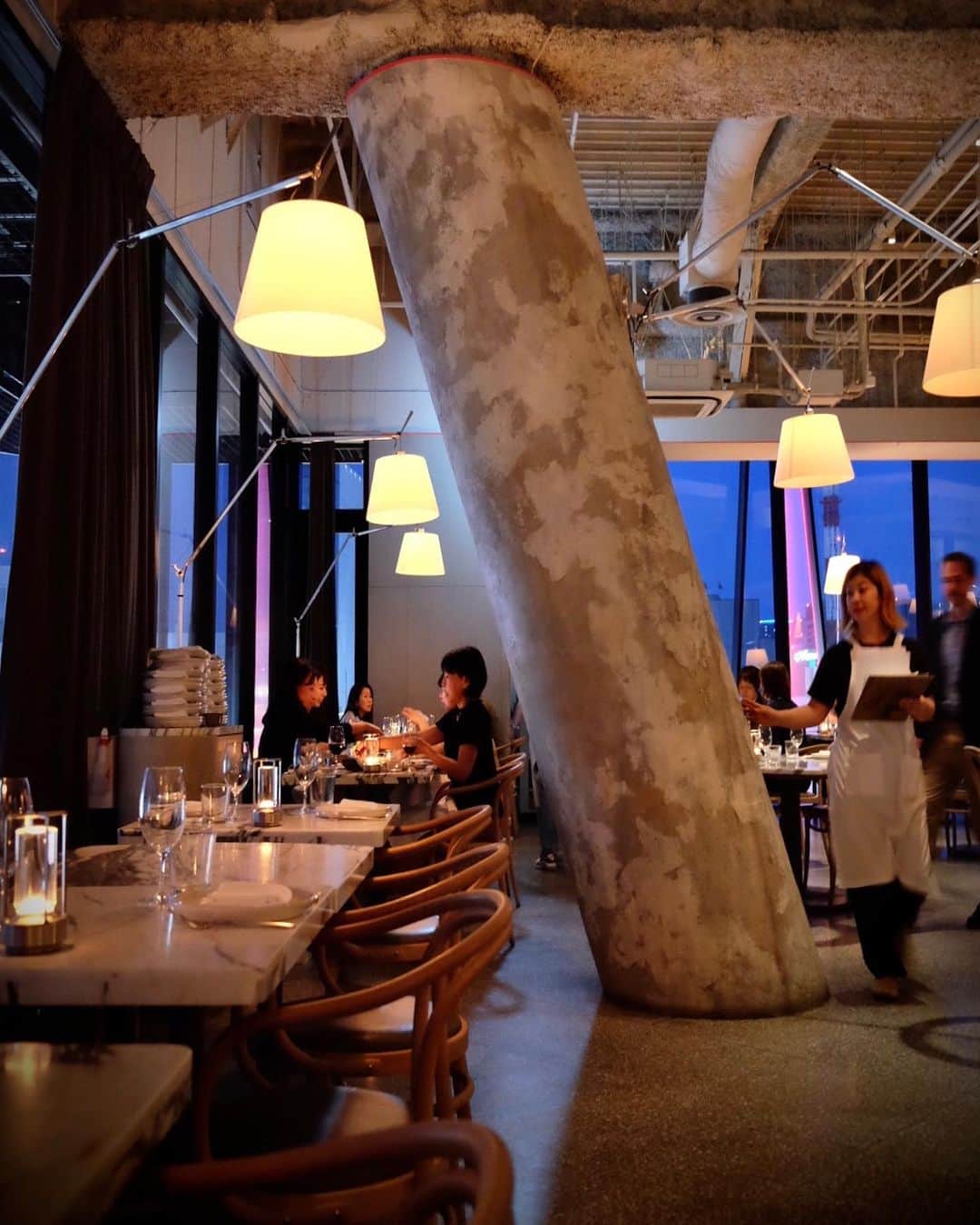 北川富紀子のインスタグラム：「@theapolloginza 🇬🇷🍴The award winning modern Greek restaurant "THE APOLLO" from Sydney. 🇦🇺 In Ginza Tokyu Plaza  Had some special Greek food and cocktails.🍸  W/ @karen.el3  カレンちゃんと♡ モダンギリシャ料理『THE APOLLO』🇬🇷  . どのお料理もここでしか味わえなくてすごく美味しいし、珍しいカクテルもたくさん✨🍸 . . チャコールグリルのフィレ肉はレア感といいスモーク感といい、痺れました。 . . . 海外気分で楽しくてひとくちひと口が美味しくて、あっという間の夜を過ごしたよー♬ . . . カレンちゃん、素敵なデートをありがとう🦐❤めっちゃ楽しかったー！✨ . . . . #theapollo  #greekrestaurant #tokyo#ginza」