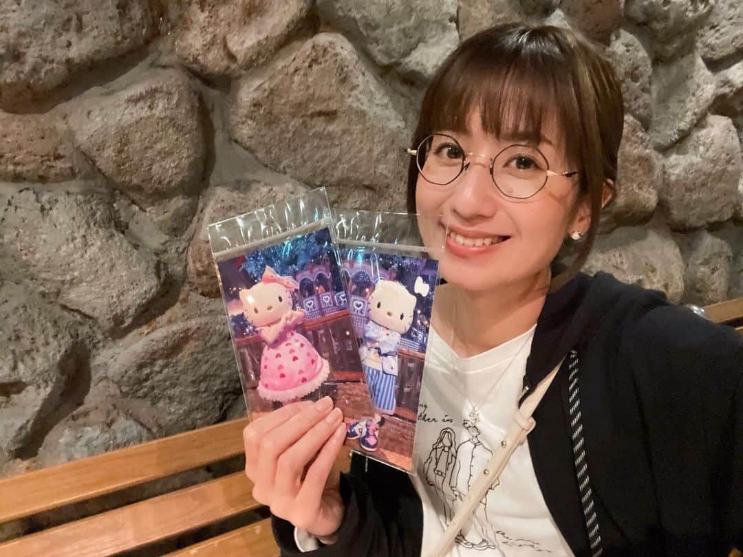 河村唯（うめ子）のインスタグラム：「普段「ご褒美」なんてワードは使わないんですが、  今日は、昨日のご褒美。 ポストカード✨2枚！！！✨✨✨  大興奮！嬉しい😍😍😍  #sanrio #sanriopuroland #Hellokitty #kawaii #ピューロアンバサダー #ピューロジェニック #サンリオ　#サンリオキャラクターズ #ピューロランド #キャラグリ　#ひとりピューロ」