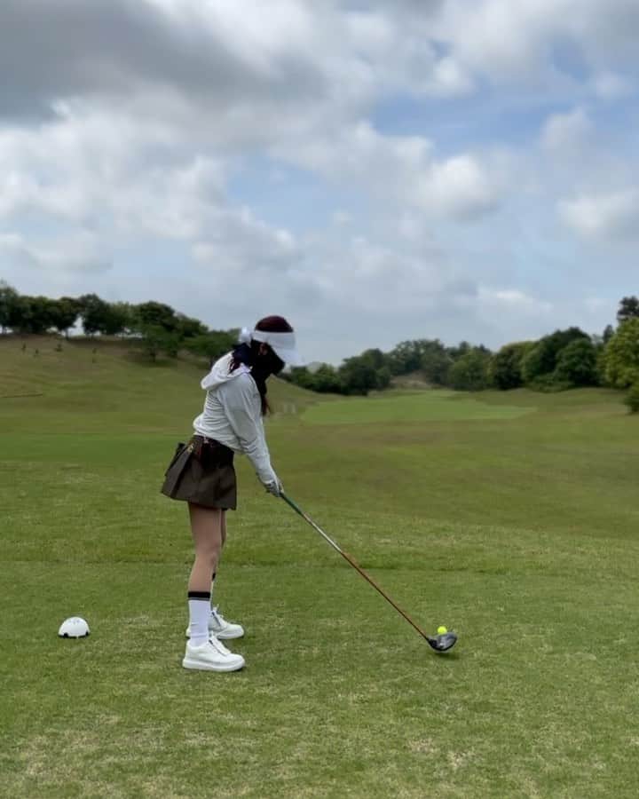 のインスタグラム：「. 先日の爆風ゴルフday⛳️🌪️ . 風強すぎて、立ってるのも大変なくらいだったよ〜！🌪️ ショットの時に風の影響受けるのはまだ良いんだけど パットの時にグリーン上でコロコロどっかいったり、ライン乗ってるはずなのに流されたり、身体が押されるくらいの風が吹いたりして難しかった。。🥹 ちゃんとゴルフ出来ないなと思って この日はハーフで上がったよ🌪️ . スコアは⚪️43（17putt）で 思ったより悪くはなかった！✨ . 動画は1〜5枚目はドライバー 6枚目は5w 風のある日は打ち急いでしまいがちだから テイクバックはゆっくりを意識！ できるだけ風が弱まった瞬間を狙って振ってたよ🏌️‍♀️✊🏻 . ウェアは @1piu1uguale3_golf 💚 バイザーのリボンがサテンでかわいいのっ！🫶🏻 パーカーはユニクロです🤍 . . #ゴルフ女子#ゴルフ#ゴルフウェア#ゴルフコーデ#ゴルフスイング#ゴルフスイング動画#スイング動画#ドライバーショット#ウノピゥ #ウノピゥウノウグァーレトレ #ウノピュウノウグァーレトレ #golf#golfswing#golflife#golfaddict#golfstagram#golfclub#golfcourse#driver#swing#1piu1uguale3#1piu1uguale3golf」