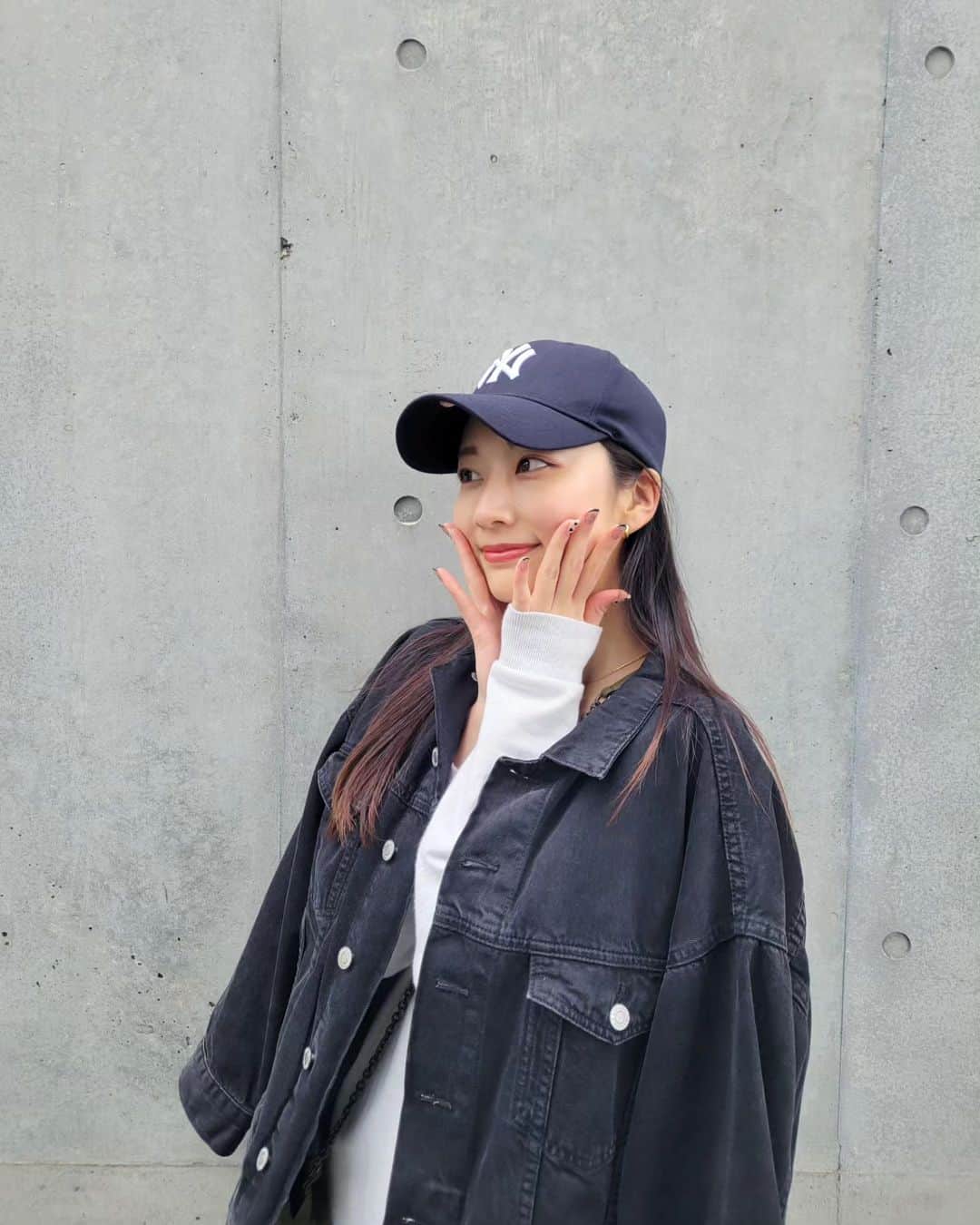山崎萌香のインスタグラム：「.⁡ ⁡🩷🖤✌🏿」