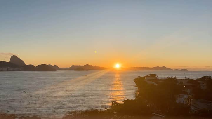ルナ・マヤのインスタグラム：「Sunrise in Rio 🌅」