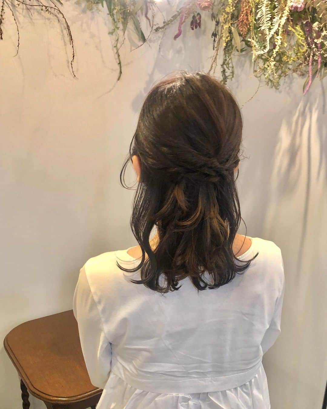 kawamura_takashi_camのインスタグラム：「シンプルめのハーフアップ こういうシンプルアレンジほど ボリュームの位置とか 毛束感の出し方とか めちゃこだわってます  早朝もご相談下さい  #pong #放出 #放出美容室 #今福鶴見美容室 #蒲生四丁目 #緑橋 #深江橋 #鶴見区 #鶴見区美容室 #古民家美容室 #アンティーク家具 #蒲生四丁目美容室 #緑橋美容室 #深江橋美容室 #今福鶴見 #駅近 #駅近美容室 #商店街 #oggiotto #tokio  ヘアアレンジ & ヘアセット 河村タカシ」