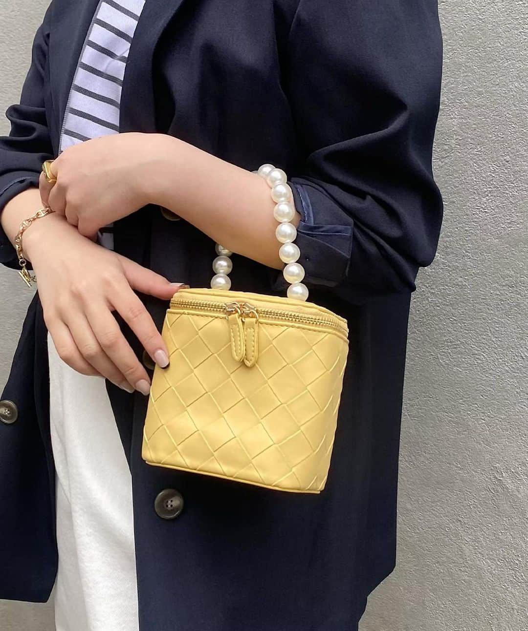 PAPILLONNER（パピヨネ）のインスタグラム：「【 Recommend item 】  パールハンドルとチェーンベルトの2wayで使えるバニティバッグが登場。 小ぶりなサイズ感で、一つ持つだけでコーディネートに華やかさをプラスしてくれるので、アクセサリー感覚で使えるバッグです。 普段使いはもちろん、オケージョンやパーティシーンにもおすすめです。  ▼ 《PAPILLONNER / パピヨネ》パールバニティバッグ CLZ5031512A0004 ¥12,100(税込)  . .  #COLLAGEGALLARDAGALANTE#コラージュガリャルダガランテ#PAPILLONNER#パピヨネ #バニティバッグ #バニティ #バニティポーチ #チェーンバッグ #ミニバッグ #ミニショルダー #ショルダーバッグ #小さめバッグ」