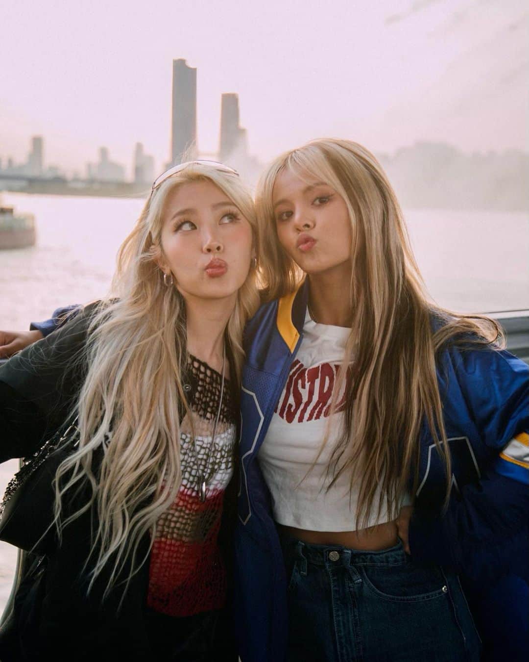 のインスタグラム：「Reunited in Korea 🇰🇷 혜윤이 안지 오래되지 않았지만 우리는 너무 오랫동안 못 본 자매 같네! 계속 생각을 해도 너무 신기해!! 그동안 너무 고생이 많았어 혼자 미국에 가서 활동하는거 너무 멋있더라고 🥹  나는 이쪽 일이 하면서 좋은 친구 사귀기가 참 힘들고 사람도 잘 안 믿게 들었는데 너를 만나고 나서 ‘이 친구는 나한테 너무 소중하다’는 생각이 들었어 🤍 I’m so happy to be able to see you since you were in a group and now working hard to start your solo career. You’ll have my support in whatever you do 🎶   이제 솔로 활동 할거니까 많이 힘들겠지만 너는 할수있을거야! 너 외롭지않게 LA자주 놀러 갈겡 I hope I’ll be able to fly my puppy to go play with 두부 next time too 🏡   Everyone please show my friend all the love and support on her new journey 🤍」