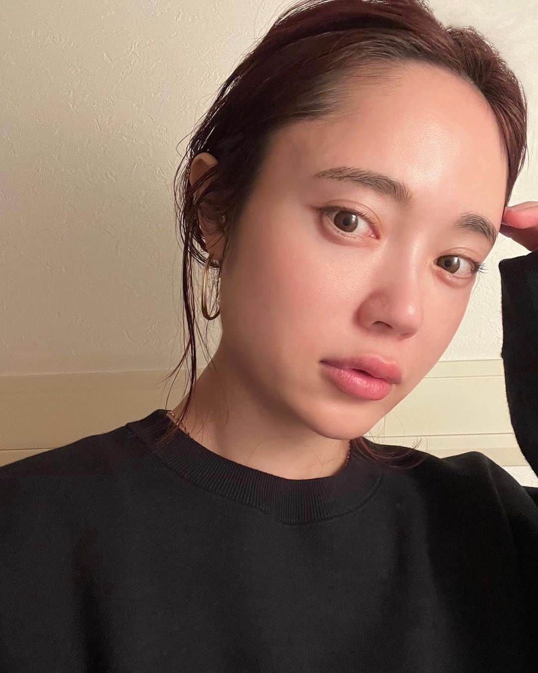 島居玲子のインスタグラム：「ファンケルの美白*化粧品が4年ぶりにリニューアル。  あれた肌って 約2倍シミになりやすいそう。 美白*有効成分「ビタミンC誘導体」を含む、独自複合成分「アクティブビタミンCα」と、肌あれケアする有効成分「グリチルリチン酸ジカリウム」（※乳液のみグリチルレチン酸ステアリル）で 美白*と肌あれの二つを同時にケアして整えてくれます。  1ヶ月で使い切れるこの小さめのサイズ感がかさばらない上、お試ししやすいところがお気に入りポイント。 持ち運びにも◎  新生活などの環境の変化によるストレスや、 夏並みに紫外線量が強くなるこの時期は 特に美白*も肌あれのどちらのケアも大切です✨  ※美白とは、メラニンの生成を抑え、シミ・ソバカスを防ぐ効果のこと   #ファンケルブライトニング #ブライトニング #ファンケル @fancl_official」