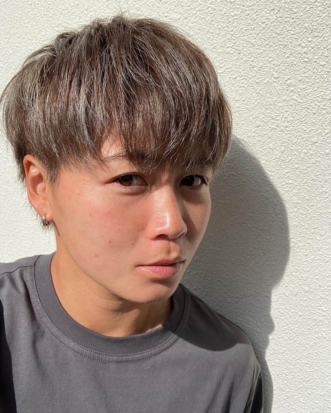 山本摩也のインスタグラム：「. ⁡ Nuevo look 🤎 ⁡ いつも美容院に着いてからどんな髪型にするかを決めています。 今回は「チワワとかどうですか？」と斬新な提案をされたのでそれにしてみました。 茶髪ベースの白ハイライトです。 色落ちが楽しみです。 ⁡ #dayoff #チワワ」