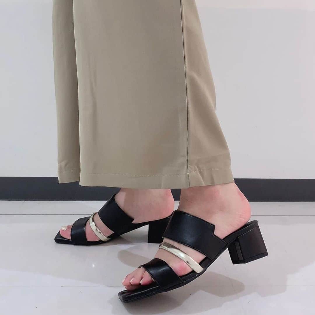 エスペランサ公式さんのインスタグラム写真 - (エスペランサ公式Instagram)「ʟᴏᴡ ʜᴇᴇʟ ꜱᴀɴᴅᴀʟꜱ  素足でさっと履けて沢山歩けるから お出かけや旅行にも使える『ローヒールデザイン』。  ________________________  楽に履ける低めのヒールにカッティングデザインと ゴールドラインの効いたアッパーを乗せた他にはないデザインの1足。  中敷きクッションがふかふかで より履きやすく仕上げました。  ▶︎画像をスクロールして商品画像checkしてみてね✔︎  ・ ・ #エスペランサ #大人カジュアルコーデ #大人カジュアルスタイル  #サンダルコーデ  #サンダル  #サンダルコーディネート #夏カラーサンダル #ミュールサンダル #夏のコーデ #夏のコーディネート #休日コーデ  #ミュール  #ミュールサンダル #サンダルコーディネート  #ミュールコーデ」5月8日 18時43分 - esperanza_official