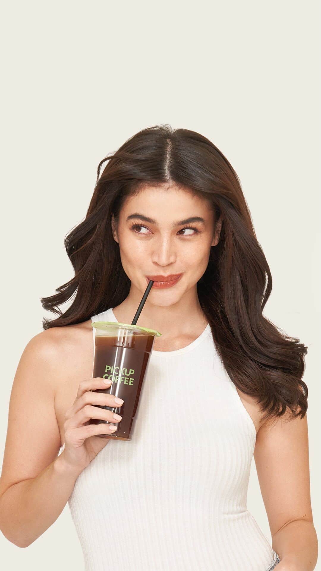 アン・カーティスのインスタグラム：「What PICKS you UP as a mother? 💚 Wishing all the wonderful moms a Happy Mother’s Day! 🥰  #AnneCurtisxPICKUPCOFFEE #PICKUPCOFFEEPH #PICKUPCOFFEE」