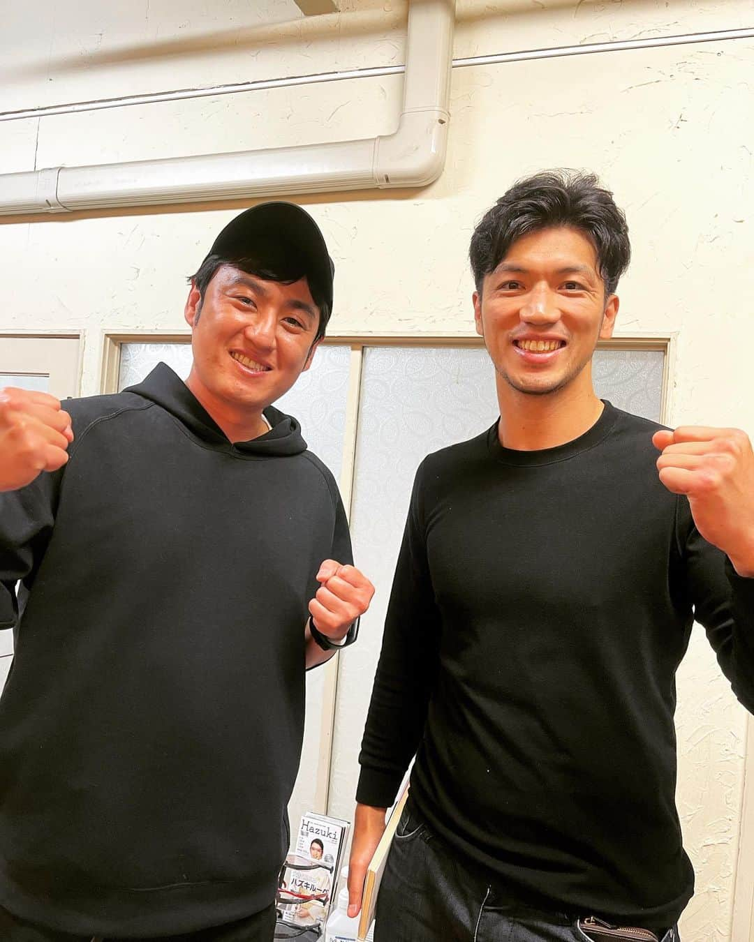 杉本知香さんのインスタグラム写真 - (杉本知香Instagram)「博くんと村田さん、 初ばったり😆😆😆 村田さんと時間被る事、博くんに内緒にしてたら めちゃくちゃびっくりして感動してた😆 ボクシングオタクな2人なので 一生喋ってられるくらい盛り上がってました（笑）🥊  #中目黒美容室#珍しい2ショット  #村田諒太 🥊 #ロンドンオリンピックミドル級金メダリスト 元#WBA世界ミドル級スーパー王者 #ロバート山本#ロバート #山本博」5月8日 18時49分 - sugimotoc