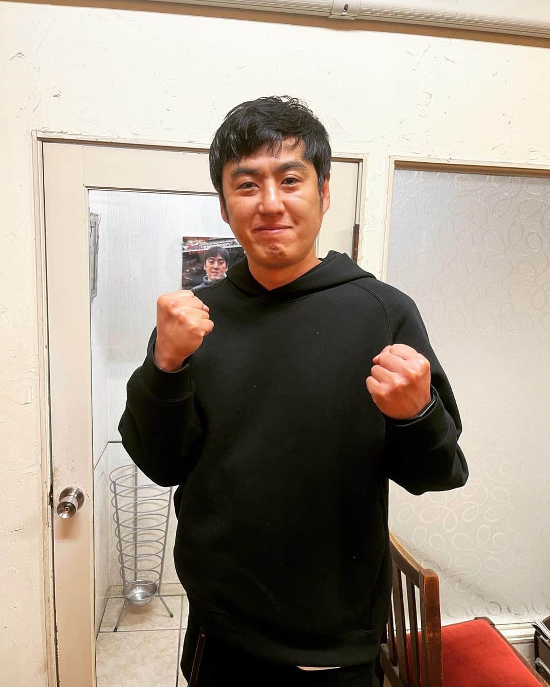 杉本知香さんのインスタグラム写真 - (杉本知香Instagram)「博くんと村田さん、 初ばったり😆😆😆 村田さんと時間被る事、博くんに内緒にしてたら めちゃくちゃびっくりして感動してた😆 ボクシングオタクな2人なので 一生喋ってられるくらい盛り上がってました（笑）🥊  #中目黒美容室#珍しい2ショット  #村田諒太 🥊 #ロンドンオリンピックミドル級金メダリスト 元#WBA世界ミドル級スーパー王者 #ロバート山本#ロバート #山本博」5月8日 18時49分 - sugimotoc