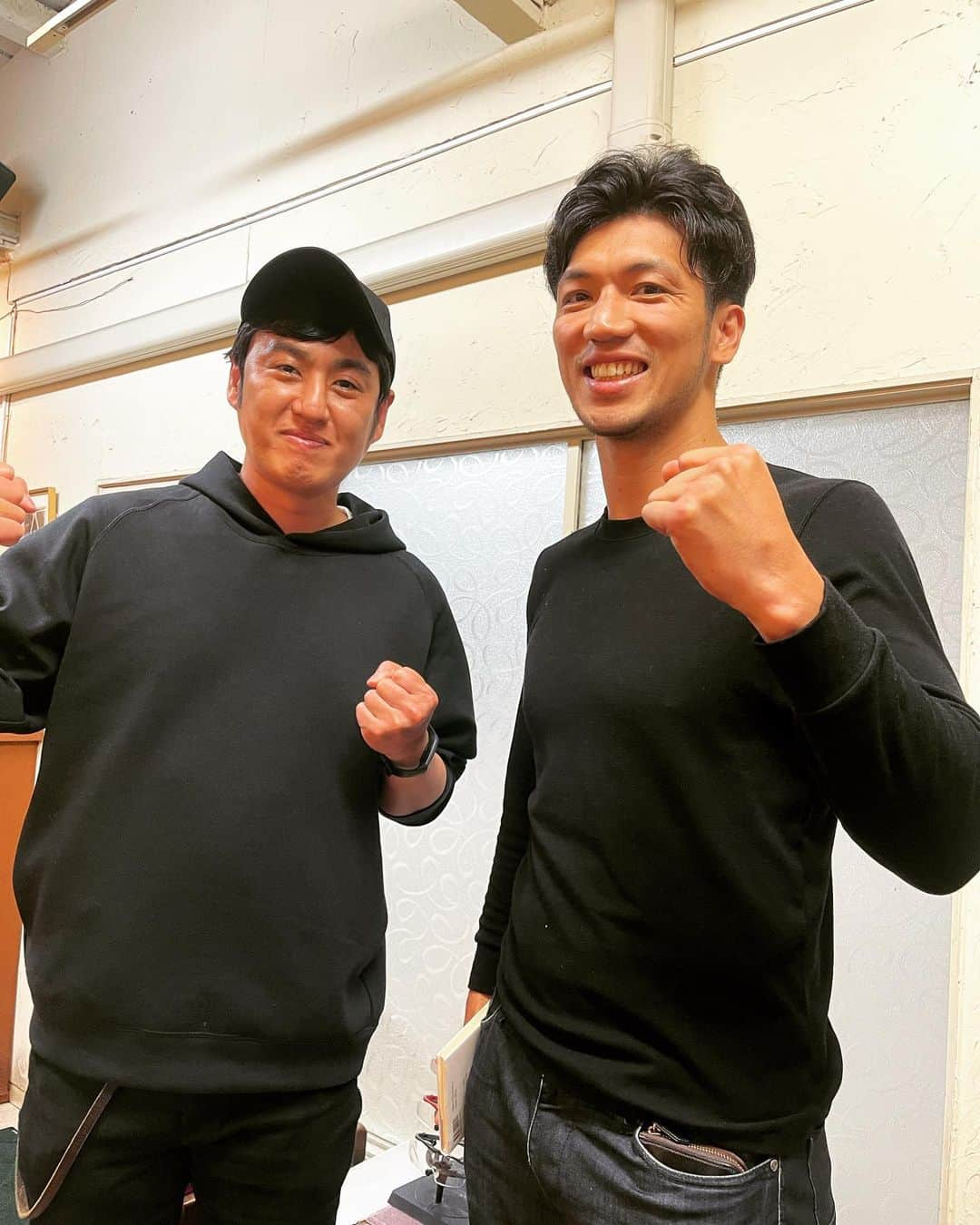 杉本知香さんのインスタグラム写真 - (杉本知香Instagram)「博くんと村田さん、 初ばったり😆😆😆 村田さんと時間被る事、博くんに内緒にしてたら めちゃくちゃびっくりして感動してた😆 ボクシングオタクな2人なので 一生喋ってられるくらい盛り上がってました（笑）🥊  #中目黒美容室#珍しい2ショット  #村田諒太 🥊 #ロンドンオリンピックミドル級金メダリスト 元#WBA世界ミドル級スーパー王者 #ロバート山本#ロバート #山本博」5月8日 18時49分 - sugimotoc