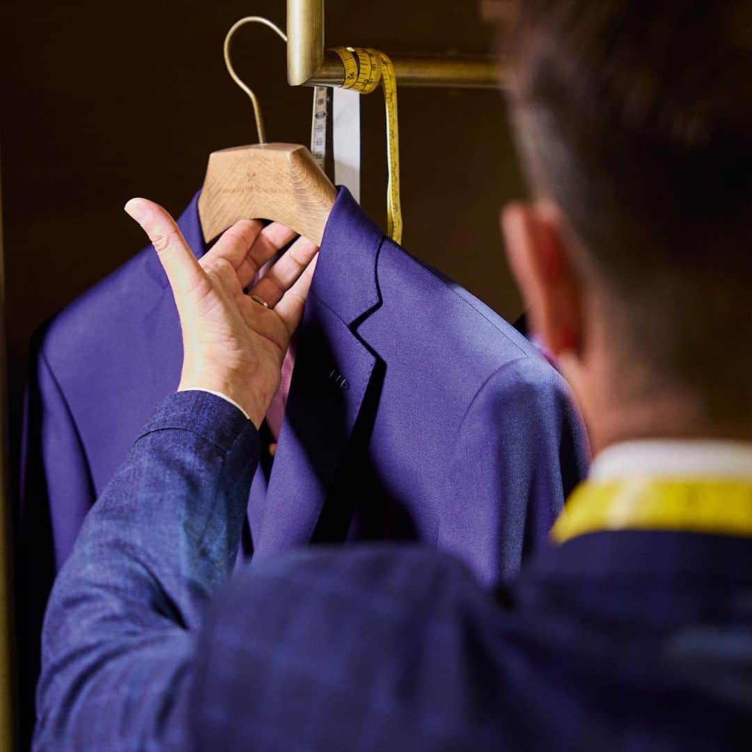 ハケットさんのインスタグラム写真 - (ハケットInstagram)「If you're looking for a ready-to-wear suit with customised detailing, our Personal Tailoring service is the ideal option for you. Available in select stores across the UK and EU.   #HowToHackett」5月8日 19時55分 - hackettlondon