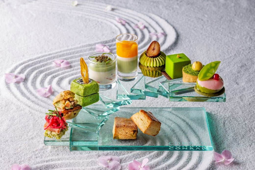 Conrad Tokyoのインスタグラム：「本日から開催！「抹茶アフタヌーンティー in Zen Garden」🍵  大好評の抹茶アフタヌーンティーの第2弾！ 今年は、抹茶と国産の食材を組み合わせたスイーツをご提供します。  コンラッド・ベア付き・デラックスアフタヌーンティーは、階段式のプレートでご用意します。 乾杯のグラスシャンパーニュ1杯に加え、約20種のドリンクセレクションからお好きなものをお好きなだけお楽しみいただけます。  From today! "Matcha Afternoon Tea in Zen Garden"🍵  The ever popular "Matcha Afternoon Tea" is held a year after! Especially this year, luxury and dazzling matcha sweets and savory that can be perfectly paired with domestic ingredients are served.  Deluxe Afternoon Tea featuring Conrad Bear is placed on a sophisticated steeped plate while the guests taste 20 different drink selections in addition to welcome champagne.  Come and relish in the delights of the peaceful season at Conrad Tokyo.  #コンラッド東京 #コンラッド #東京ホテル #ホテル #ラグジュアリーホテル #ホテル #ホテルライク #ホテルステイ #ホカンス #おすすめホテル #ステイケーション #抹茶 #抹茶スイーツ #アフタヌーンティー #アフヌン #ヌン活 #ティータイム  #カフェ活 #ホテル女子会  #conradtokyo #conrad #hotel #tokyohotel #luxuryhotel #tokyorestaurant #tokyotrip #tokyosweets #maccha #afternoontea #hightea」
