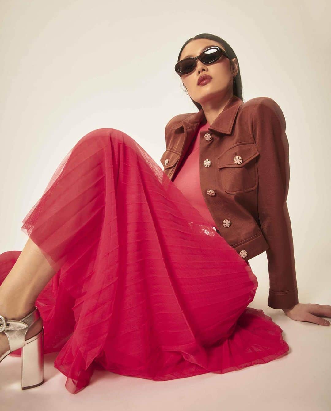 タラジャーモンのインスタグラム：「She was drinking her morning coffee at a parisian café, on a warm sunny day of May, watching people passing by.  #tarajarmon #fashion #PE23 #newin」