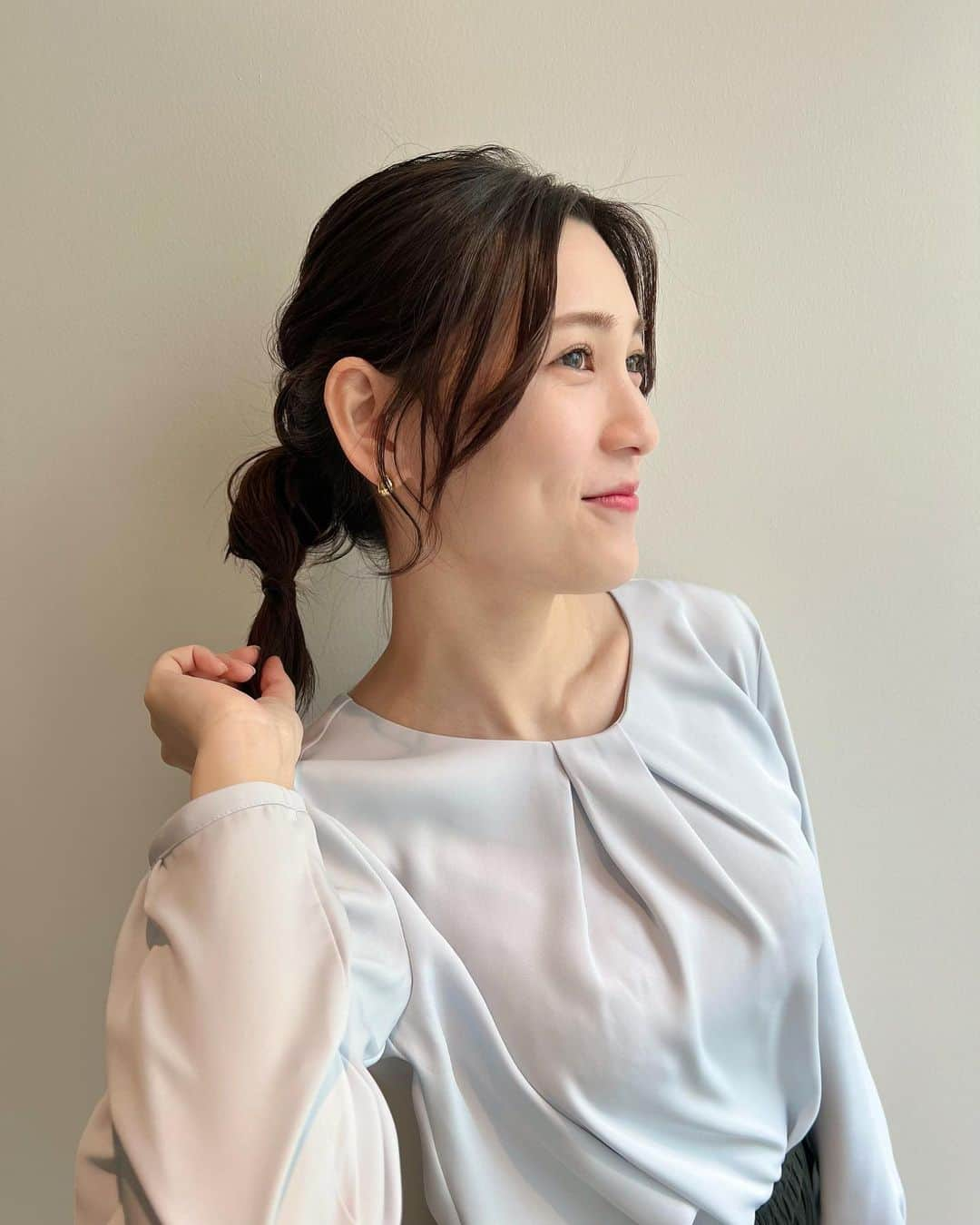 大竹彩加さんのインスタグラム写真 - (大竹彩加Instagram)「@hbc_ayakaotake ▷▶︎▷キレイめカジュアルなヘアアレンジ♡    今日は久しぶりにお昼のニュースを担当しました🫡   一つ結び×三つ編みのヘアアレンジ✨     GW明けのみなさん！ 今日一日お疲れさまでした〜😆🍻！                #hbc #北海道放送 #hbcテレビ #札幌 #アナウンサー #大竹彩加 #ミディアム #セミロング #かきあげ前髪 #編みおろし #編みおろしアレンジ #ヘアアレンジ #三つ編みアレンジ #まとめ髪 #お呼ばれヘア #ヨシンモリ #ワンホンヘア #イヤリング #ゴールドイヤリング #骨格ウェーブ #ブラウス #ブラウスコーデ #ジャケット #ジャケット女子 #キレイめコーデ #ブルベ夏 #イエベ春 #顔タイプフレッシュ #gw明け #日常に彩りを加える日記」5月8日 18時52分 - hbc_ayakaotake