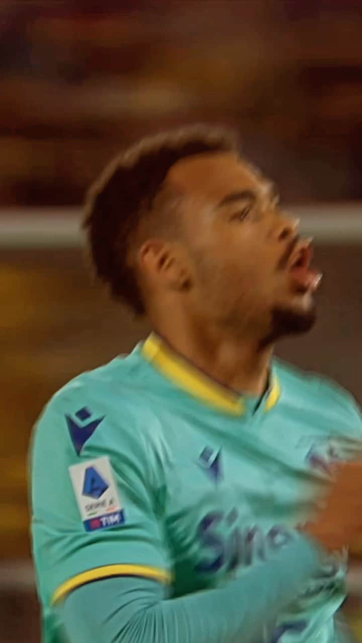 エラス・ヴェローナFCのインスタグラム：「Mamma mia CIRILLO 😍⚽️💛💙💥」