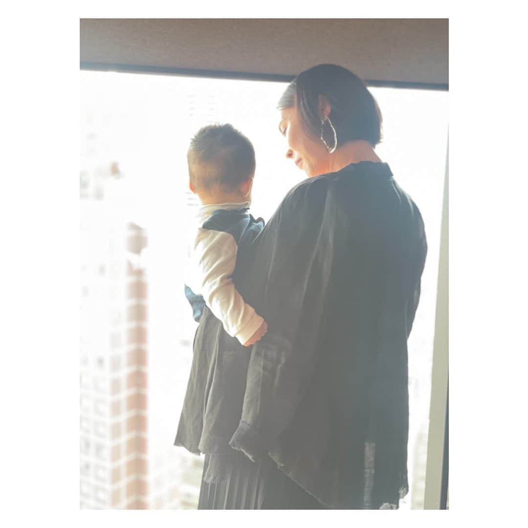 のインスタグラム：「☺︎  どうも シッターです。  #👶に新宿の街を説明中」