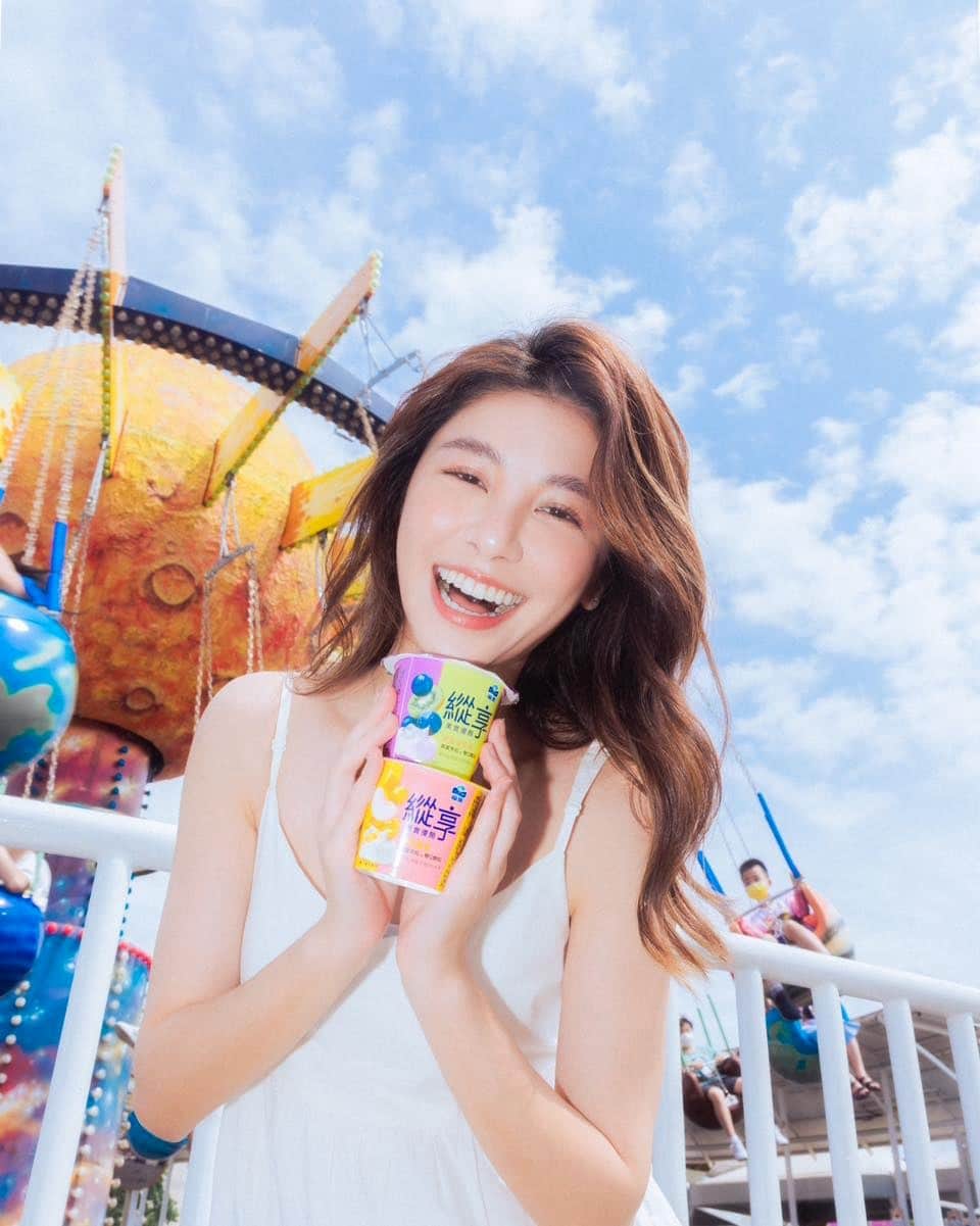 のインスタグラム：「最近開始有夏天要到來的節奏了 天氣這麼熱就是要吃優格啊！！！！ 冰冰涼涼超適合當成點心或下午茶～ 全新 #福樂縱享果實優酪 除了有真實的果肉～還有蒟蒻椰果雙Q顆粒！ 多層次豐富口感熱量還很低 每100g的熱量不到100大卡耶 葡萄奇異果、芒果蜜桃兩種口味我都很喜歡 近期下班時間最期待的酸甜美味療癒小食 不怕減重失敗還能有飽足感～ 現在711、全家、全聯，各大量販都可以買得到囉 還有還有！5/21下午兩點於台北信義區微風松高門口將舉辦新品快閃體驗會 推薦大家去現場吃吃優格喔～ @freshdelightfulllove   #福樂縱享果實優酪 #福樂縱享限定快閃店  #福樂優格  #福樂優酪乳 #美食推薦」