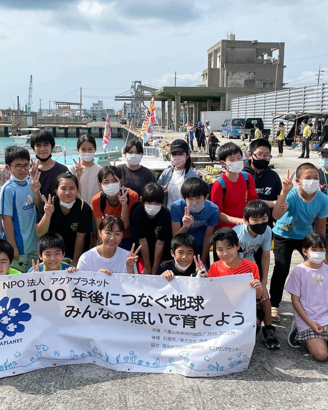 田中律子さんのインスタグラム写真 - (田中律子Instagram)「石垣市役所にて、中山市長に　@happiesttown.ishigaki  ご挨拶に行ってきました🙏  NPO法人アクアプラネットの活動について🪸子供たちとサンゴについてお話ししたり、サンゴの苗作り体験、海と触れ合って感じて遊ぶイベントを、子供たちは参加費無料で開催してるので、石垣市にご協力のお願いに行ってまいりました✨中山市長、私たちの話を真剣にいつも聞いてくださり、本当にありがとうございます🙏🏼 石垣島から全国へ、海やサンゴの大切さを知ってもらうため、子供たちへのイベントは、これからも継続して行なっていきたいと思います🪸🌞  石垣島に来れない方は、アクアプラネットHPから、応援プログラム📣で、サンゴの苗が購入できます。アクアプラネットで1本1本大切に石垣島の海に植えています。購入していただいた方には、メールにて、お名前付きのサンゴの写真をお届けします💚📷🪸  アクアプラネットHP https://www.aqua-planet.org/  来年のサンゴのイベントは、3月3日日曜日の予定です🗓️  #okinawa  #石垣島  #npo法人アクアプラネット  #100年後の子供たちにこの海を残そう  #savethecoral  #savetheocean  #coral」5月8日 19時09分 - ri2kotanaka