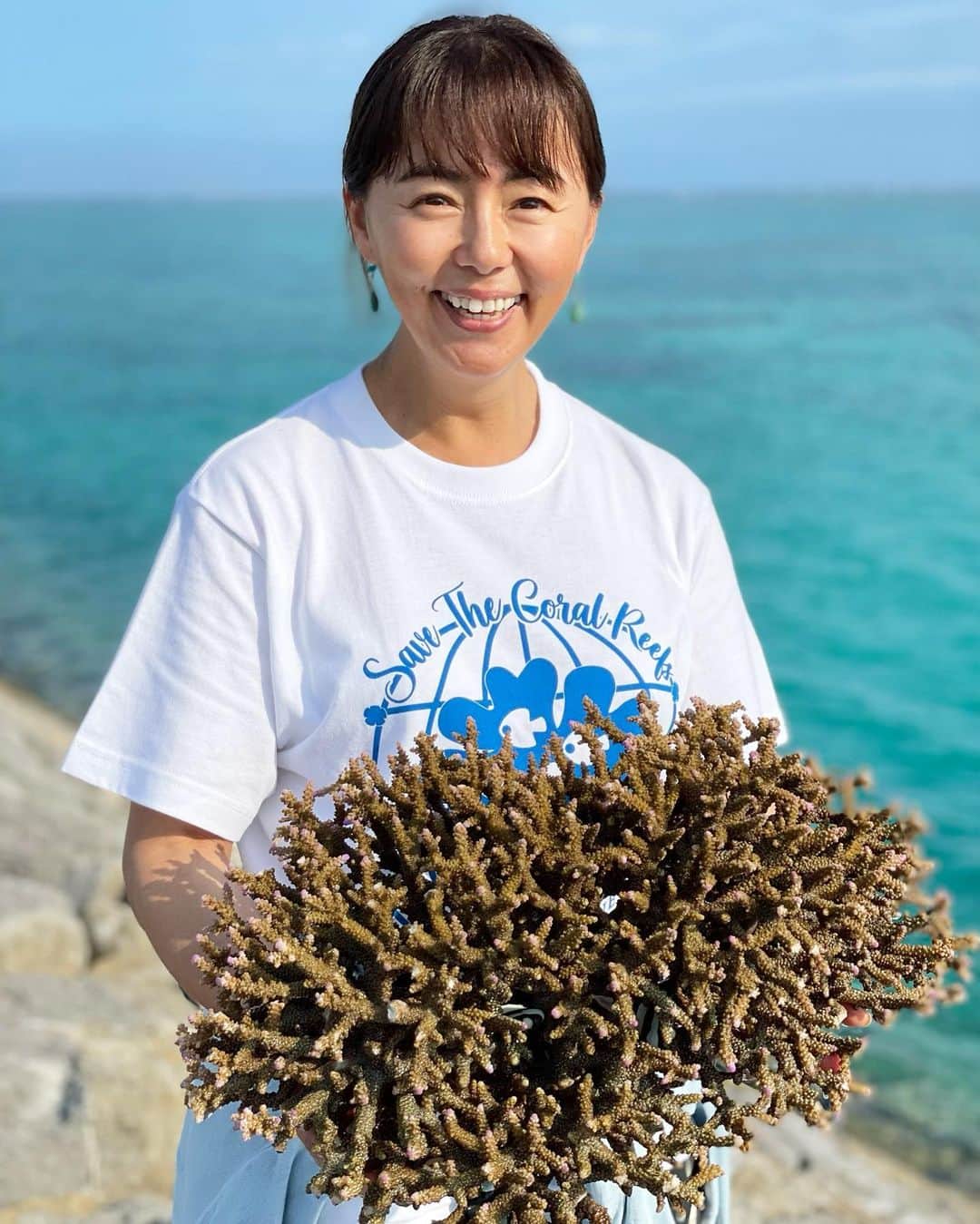 田中律子さんのインスタグラム写真 - (田中律子Instagram)「石垣市役所にて、中山市長に　@happiesttown.ishigaki  ご挨拶に行ってきました🙏  NPO法人アクアプラネットの活動について🪸子供たちとサンゴについてお話ししたり、サンゴの苗作り体験、海と触れ合って感じて遊ぶイベントを、子供たちは参加費無料で開催してるので、石垣市にご協力のお願いに行ってまいりました✨中山市長、私たちの話を真剣にいつも聞いてくださり、本当にありがとうございます🙏🏼 石垣島から全国へ、海やサンゴの大切さを知ってもらうため、子供たちへのイベントは、これからも継続して行なっていきたいと思います🪸🌞  石垣島に来れない方は、アクアプラネットHPから、応援プログラム📣で、サンゴの苗が購入できます。アクアプラネットで1本1本大切に石垣島の海に植えています。購入していただいた方には、メールにて、お名前付きのサンゴの写真をお届けします💚📷🪸  アクアプラネットHP https://www.aqua-planet.org/  来年のサンゴのイベントは、3月3日日曜日の予定です🗓️  #okinawa  #石垣島  #npo法人アクアプラネット  #100年後の子供たちにこの海を残そう  #savethecoral  #savetheocean  #coral」5月8日 19時09分 - ri2kotanaka