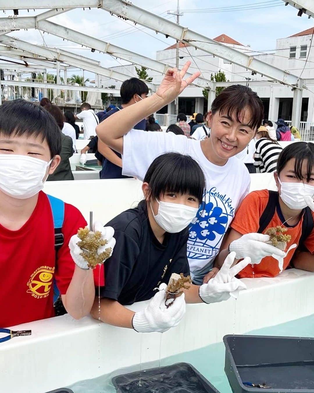 田中律子さんのインスタグラム写真 - (田中律子Instagram)「石垣市役所にて、中山市長に　@happiesttown.ishigaki  ご挨拶に行ってきました🙏  NPO法人アクアプラネットの活動について🪸子供たちとサンゴについてお話ししたり、サンゴの苗作り体験、海と触れ合って感じて遊ぶイベントを、子供たちは参加費無料で開催してるので、石垣市にご協力のお願いに行ってまいりました✨中山市長、私たちの話を真剣にいつも聞いてくださり、本当にありがとうございます🙏🏼 石垣島から全国へ、海やサンゴの大切さを知ってもらうため、子供たちへのイベントは、これからも継続して行なっていきたいと思います🪸🌞  石垣島に来れない方は、アクアプラネットHPから、応援プログラム📣で、サンゴの苗が購入できます。アクアプラネットで1本1本大切に石垣島の海に植えています。購入していただいた方には、メールにて、お名前付きのサンゴの写真をお届けします💚📷🪸  アクアプラネットHP https://www.aqua-planet.org/  来年のサンゴのイベントは、3月3日日曜日の予定です🗓️  #okinawa  #石垣島  #npo法人アクアプラネット  #100年後の子供たちにこの海を残そう  #savethecoral  #savetheocean  #coral」5月8日 19時09分 - ri2kotanaka