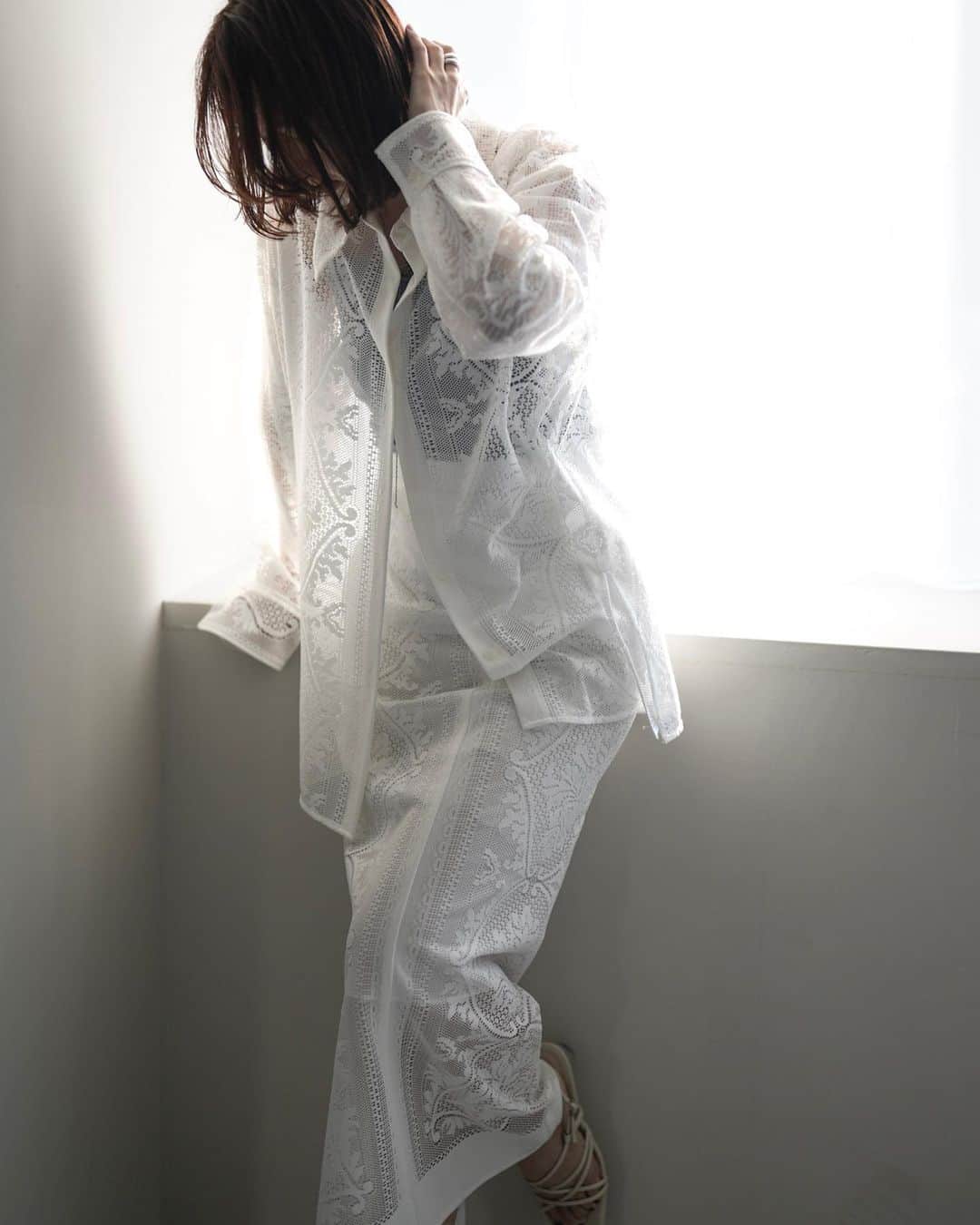 フレイアイディーさんのインスタグラム写真 - (フレイアイディーInstagram)「FRAY I.D PRESS “MY STYLE” #12 DAY WITH FAVORITE CLOTHES   Shirt ¥23,100 (tax in) Inner tops ¥9,900 (tax in) Skirt ¥20,900 (tax in) Shoes ¥15,950 (tax in)  シャツ×パンツの組み合わせだった 大人気のオーナメント柄セットアップが、 今季初めてスカートとのコンビに。 これまで「マニッシュになりすぎるかな？」 と思って挑戦できなかったんですが、 Iラインスカートが程よい 女性らしさを加えてくれて、私にもしっくり。 透け感が上品なので、ブルーのベロアキャミを 仕込んで春らしいニュアンスを。 その他、ワンピースにシャツを重ねたりと、 単品使いももちろん素敵。 今日はどう着よう？と、 おしゃれの幅を広げてくれるアイテムです。  ストーリーズアーカイブのBLOGよりご覧いただけます。  Height:161cm Size:1 #frayid #2023springcollection」5月8日 19時09分 - fray_id