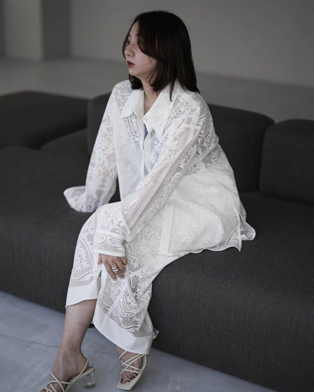 フレイアイディーさんのインスタグラム写真 - (フレイアイディーInstagram)「FRAY I.D PRESS “MY STYLE” #12 DAY WITH FAVORITE CLOTHES   Shirt ¥23,100 (tax in) Inner tops ¥9,900 (tax in) Skirt ¥20,900 (tax in) Shoes ¥15,950 (tax in)  シャツ×パンツの組み合わせだった 大人気のオーナメント柄セットアップが、 今季初めてスカートとのコンビに。 これまで「マニッシュになりすぎるかな？」 と思って挑戦できなかったんですが、 Iラインスカートが程よい 女性らしさを加えてくれて、私にもしっくり。 透け感が上品なので、ブルーのベロアキャミを 仕込んで春らしいニュアンスを。 その他、ワンピースにシャツを重ねたりと、 単品使いももちろん素敵。 今日はどう着よう？と、 おしゃれの幅を広げてくれるアイテムです。  ストーリーズアーカイブのBLOGよりご覧いただけます。  Height:161cm Size:1 #frayid #2023springcollection」5月8日 19時09分 - fray_id
